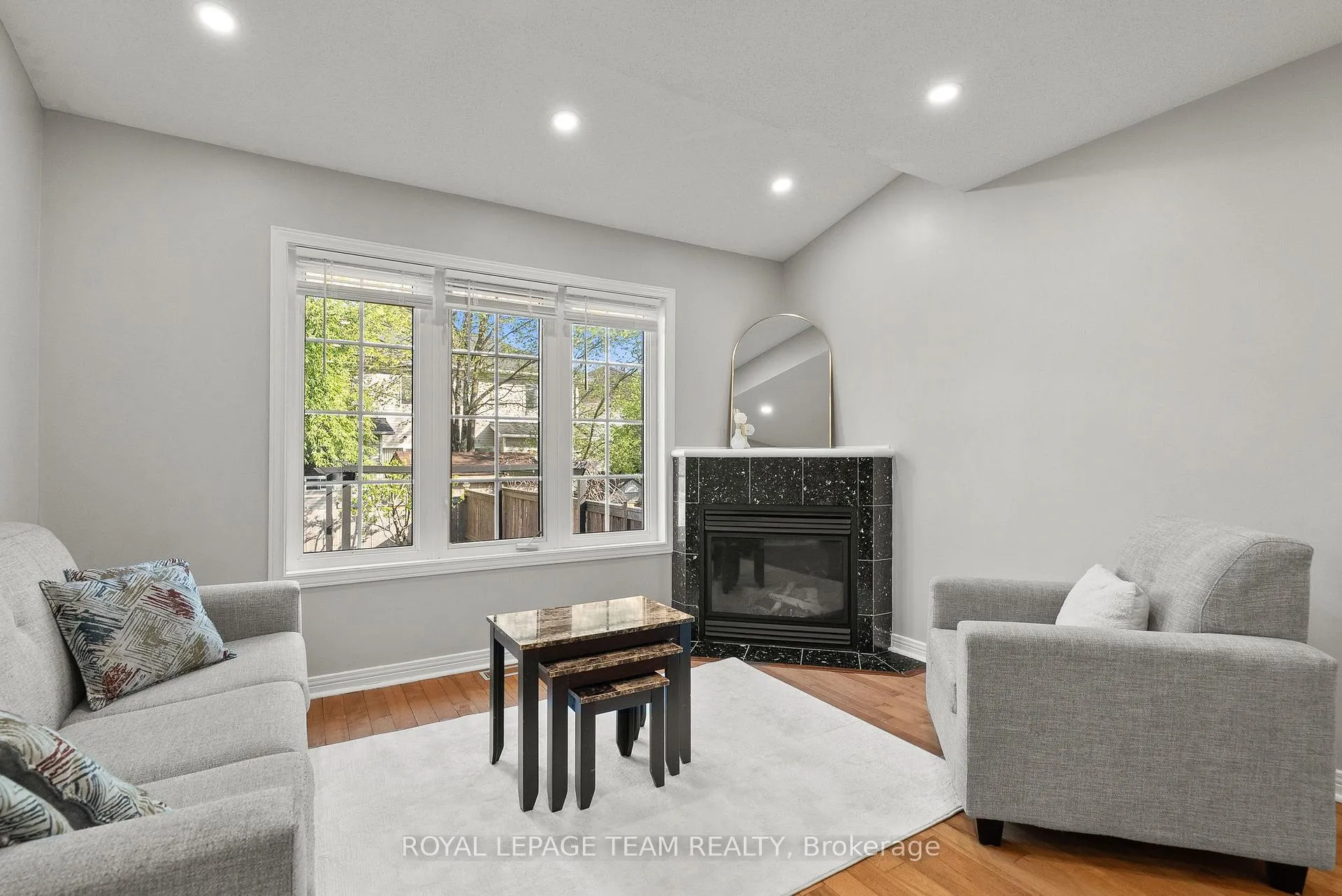 Photo 11 of 40 Milner Downs Crescent, Ottawa, Kanata - Emerald Meadows/Trailwest — HOMEH