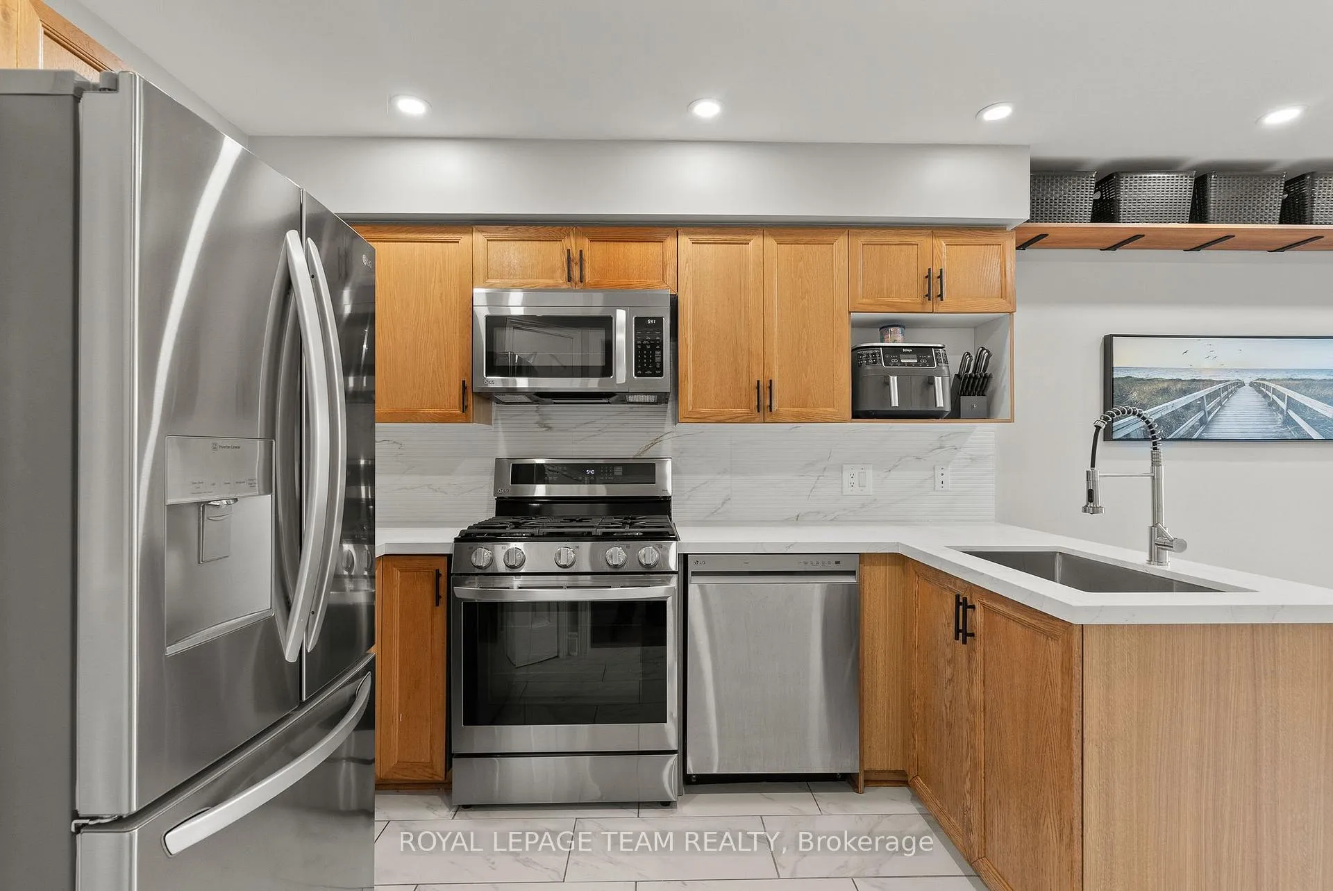 Photo 13 of 40 Milner Downs Crescent, Ottawa, Kanata - Emerald Meadows/Trailwest — HOMEH