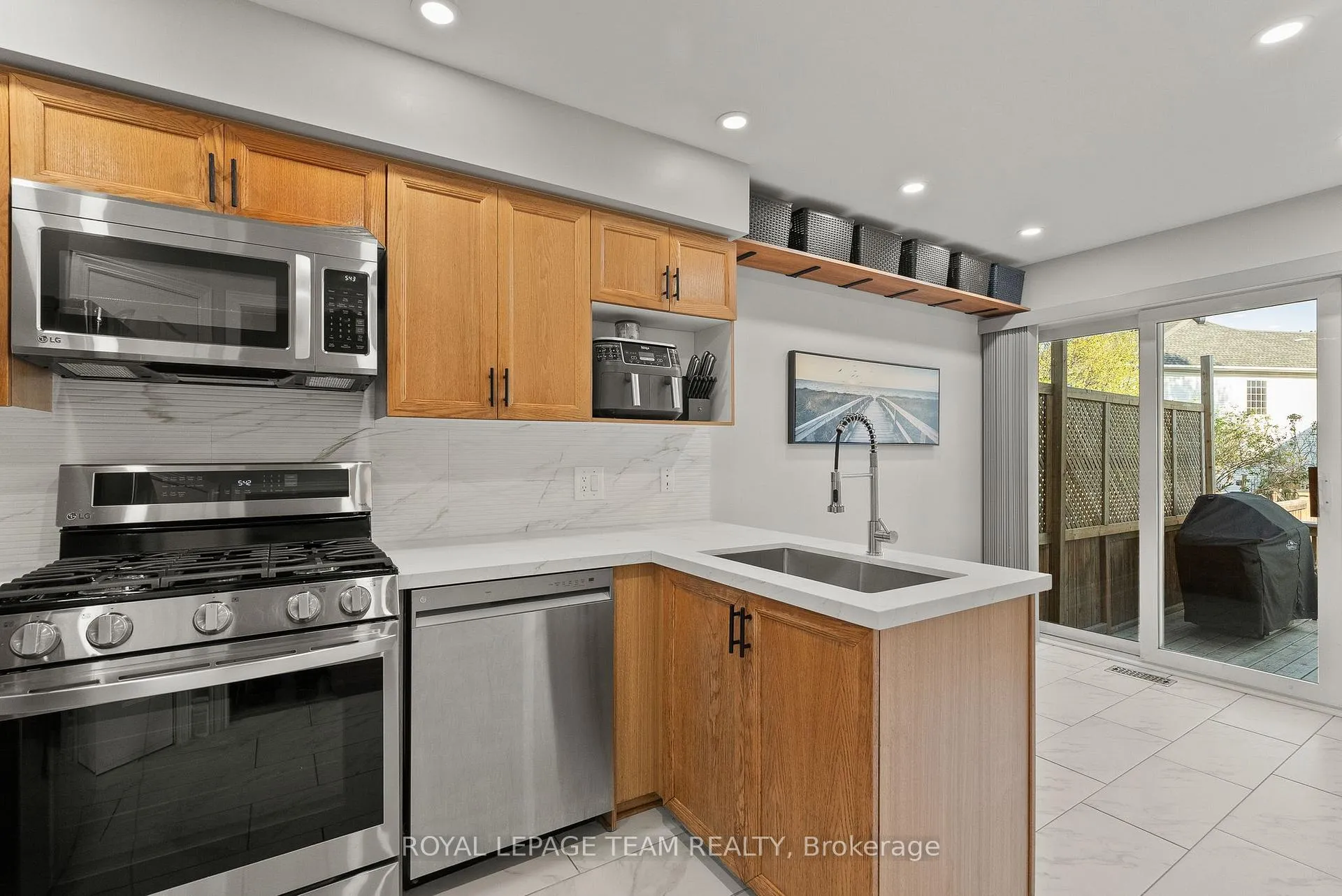 Photo 14 of 40 Milner Downs Crescent, Ottawa, Kanata - Emerald Meadows/Trailwest — HOMEH