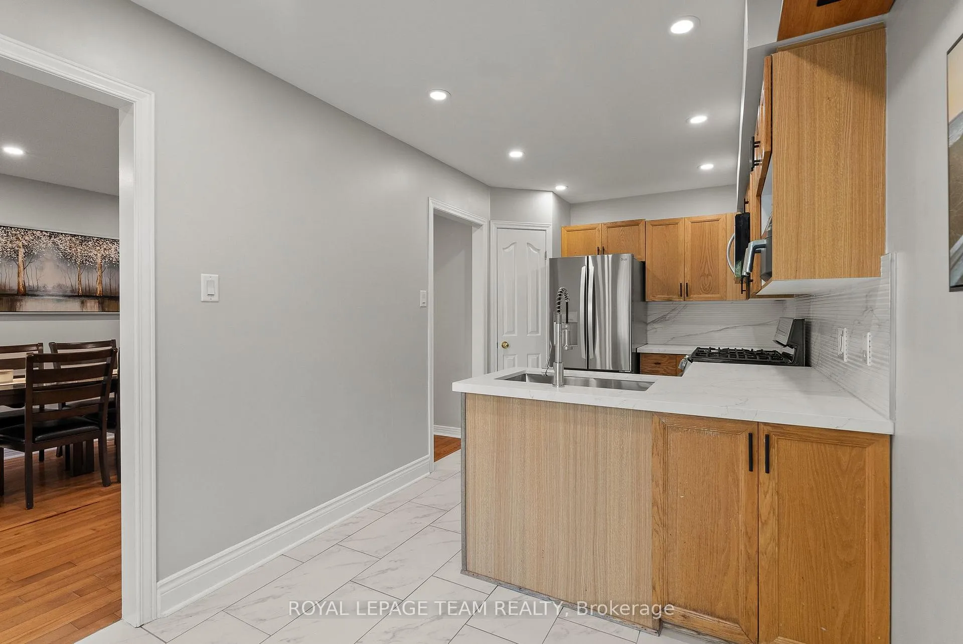 Photo 16 of 40 Milner Downs Crescent, Ottawa, Kanata - Emerald Meadows/Trailwest — HOMEH