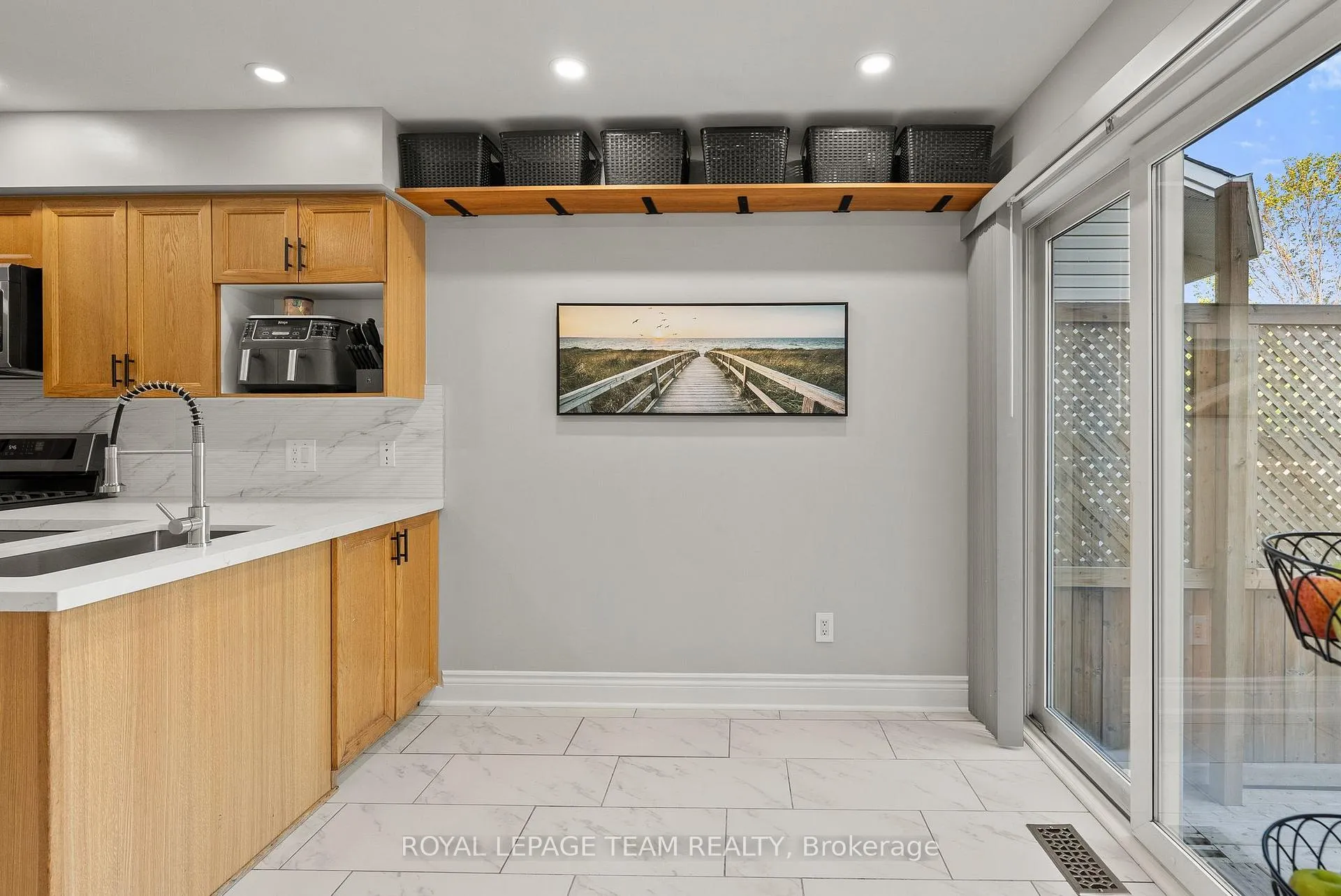 Photo 18 of 40 Milner Downs Crescent, Ottawa, Kanata - Emerald Meadows/Trailwest — HOMEH