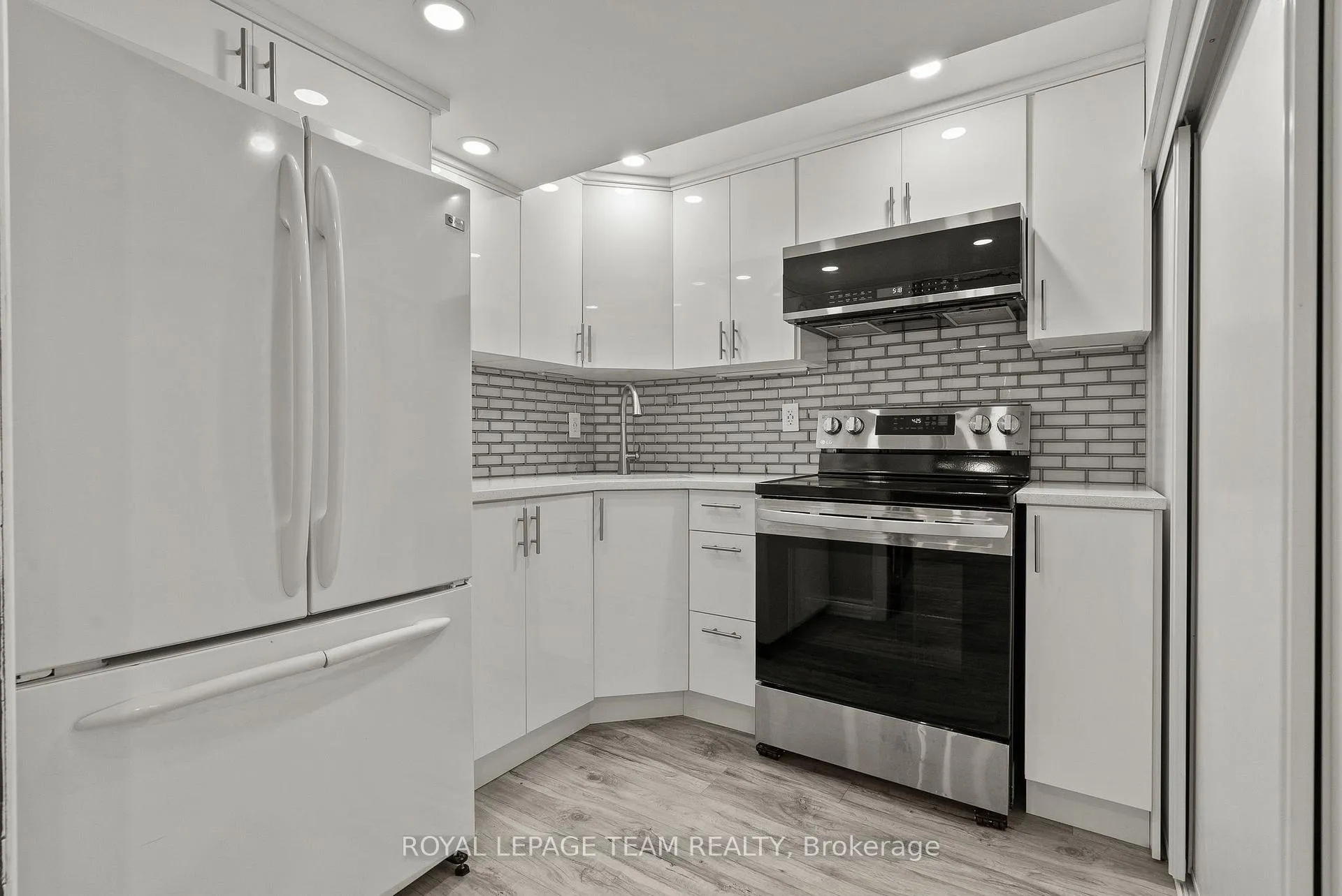 Photo 38 of 40 Milner Downs Crescent, Ottawa, Kanata - Emerald Meadows/Trailwest — HOMEH