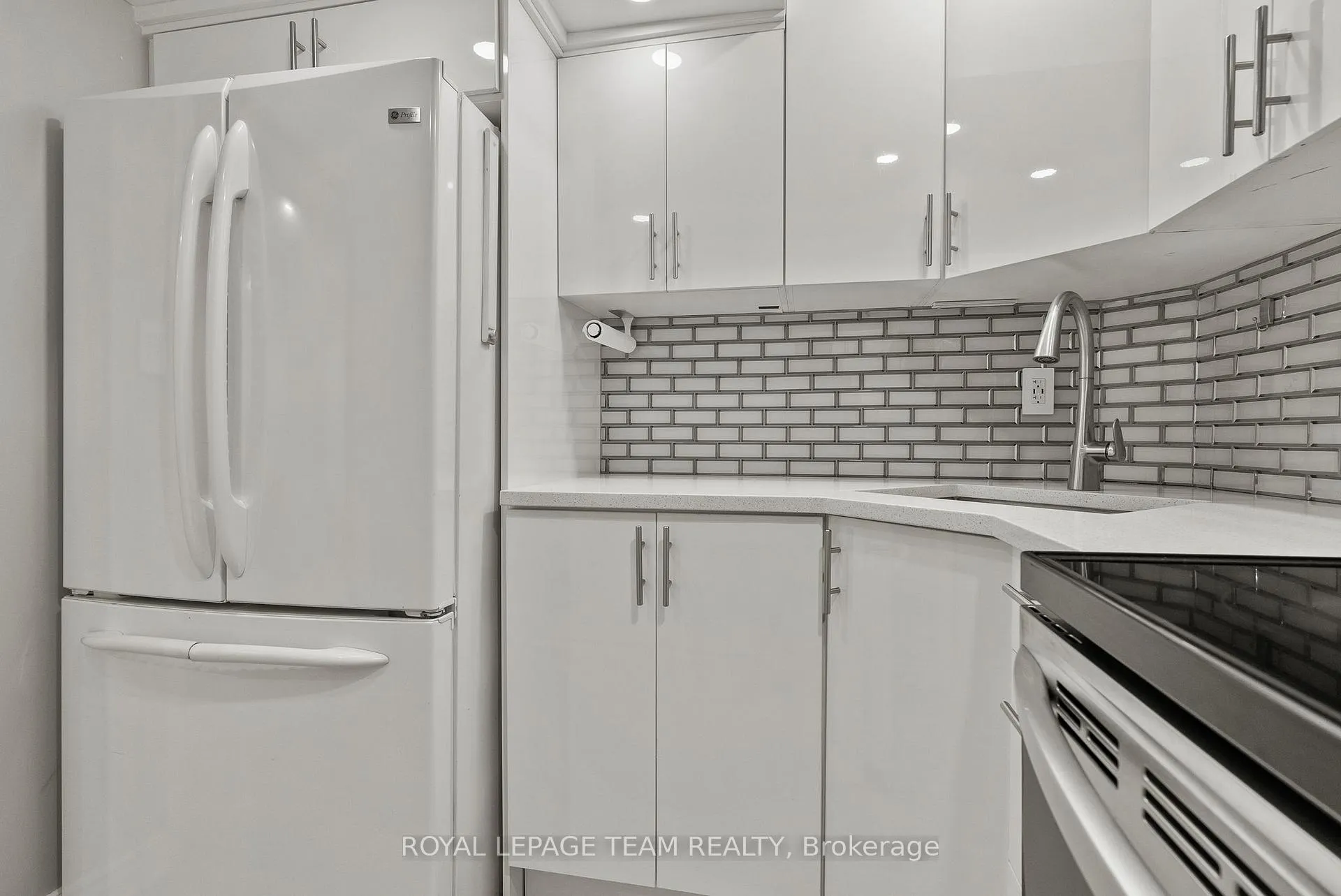Photo 39 of 40 Milner Downs Crescent, Ottawa, Kanata - Emerald Meadows/Trailwest — HOMEH
