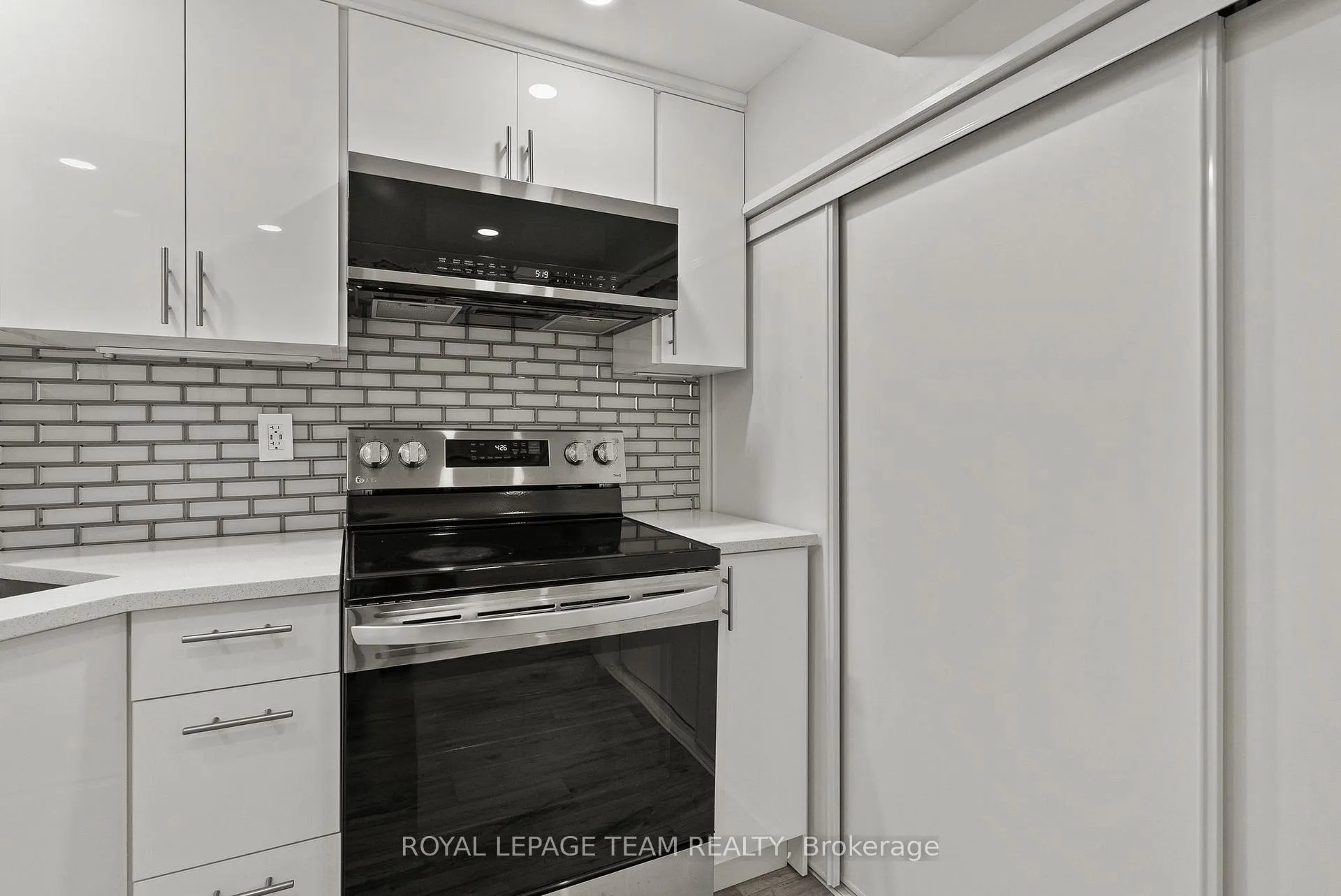 Photo 40 of 40 Milner Downs Crescent, Ottawa, Kanata - Emerald Meadows/Trailwest — HOMEH