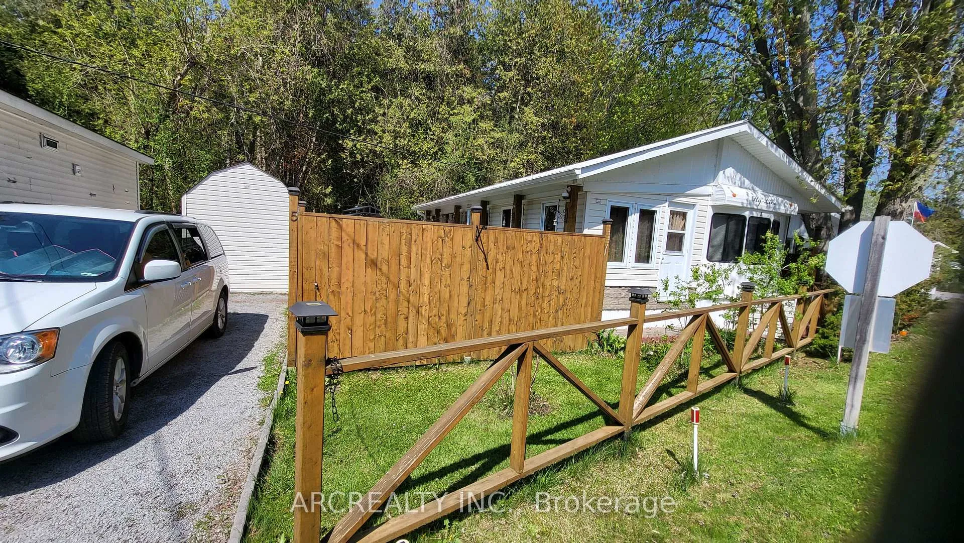 Photo 3 of 5 Horseshoe Circuit, Georgina, Pefferlaw — HOMEH