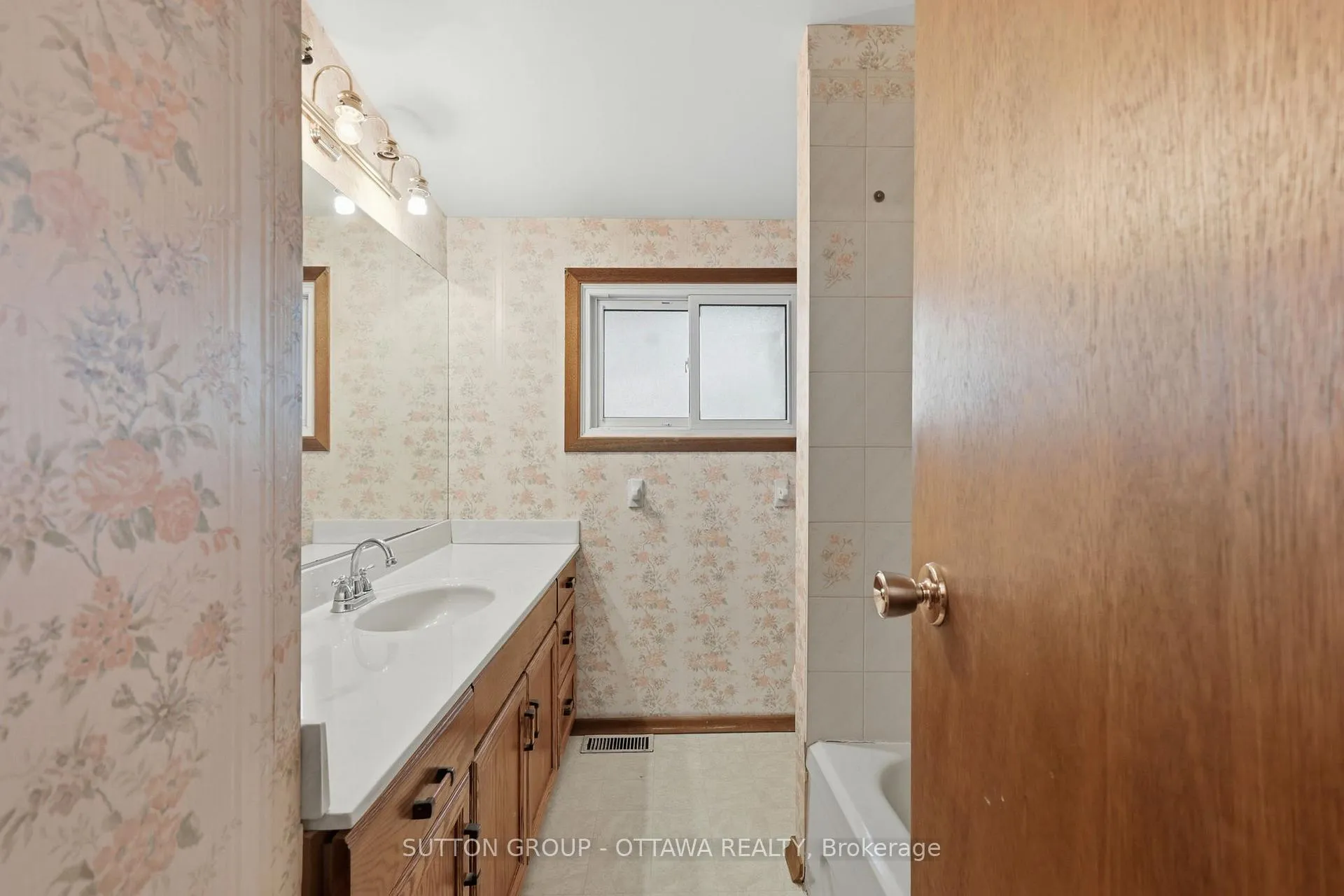 Photo 8 of 301 Central Park Boulevard N, Oshawa, O'Neill — HOMEH