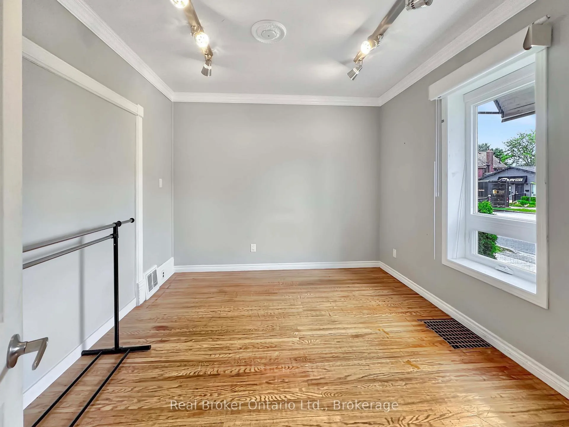 Photo 6 of 273 Brant Avenue, Brantford, North Ward — HOMEH