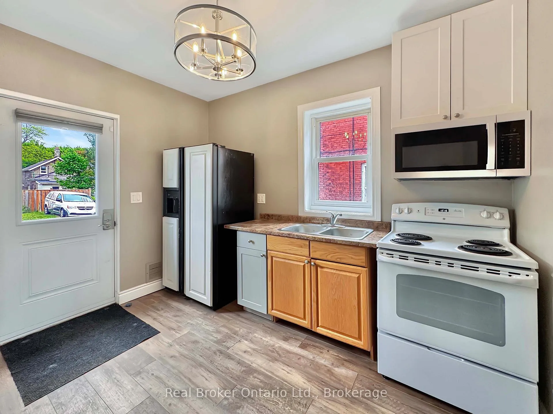 Photo 12 of 273 Brant Avenue, Brantford, North Ward — HOMEH