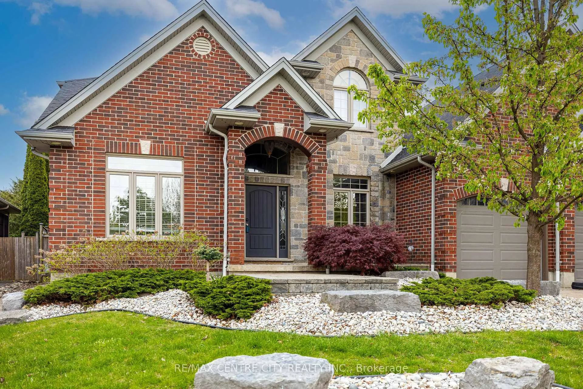 Photo 3 of 2114 Riverbend Road, London, South A — HOMEH