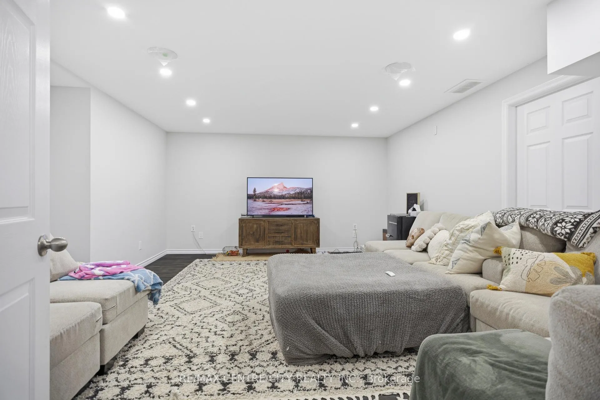 Photo 46 of 2114 Riverbend Road, London, South A — HOMEH