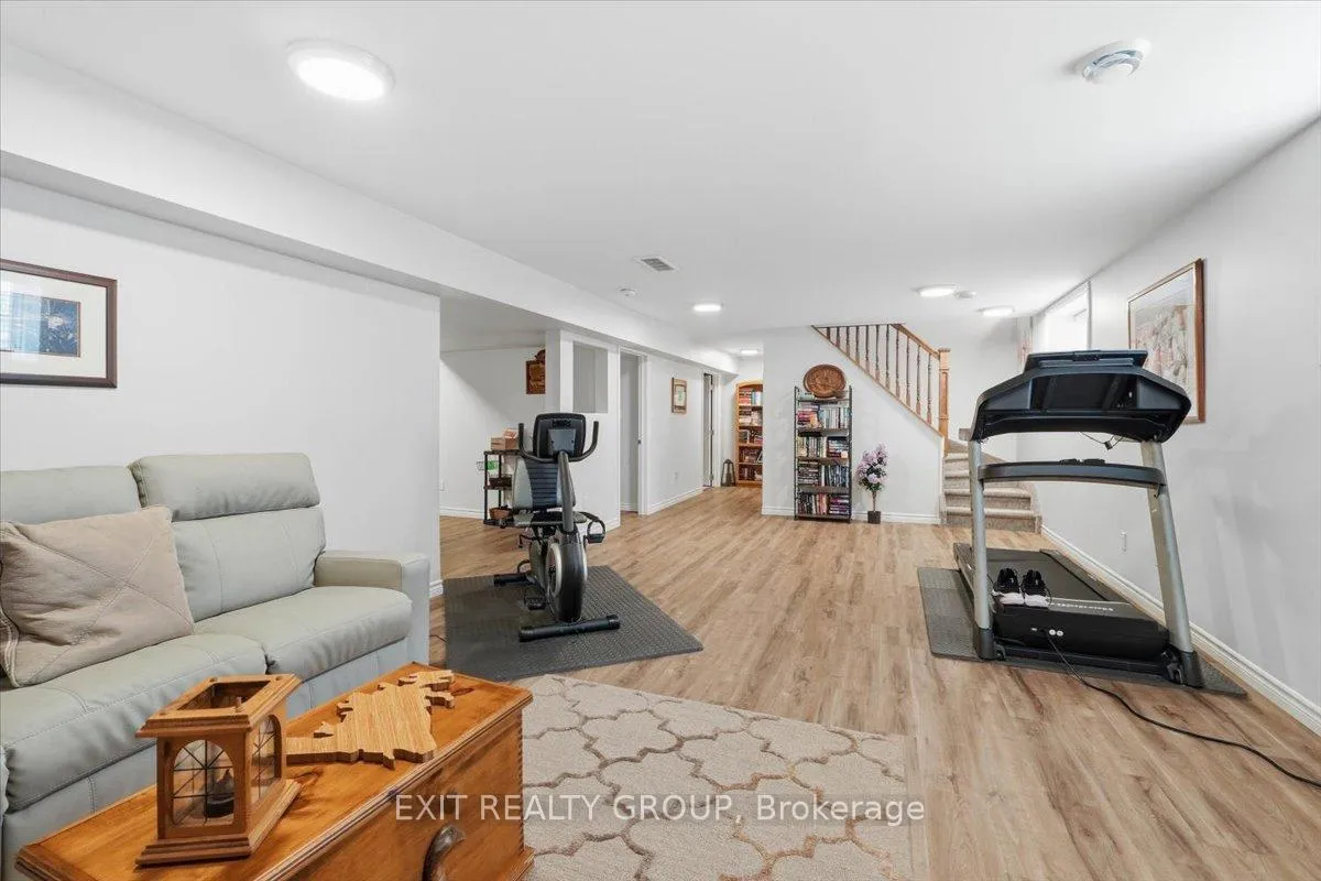 Photo 23 of 12 Dorchester Drive, Prince Edward County, Wellington Ward — HOMEH