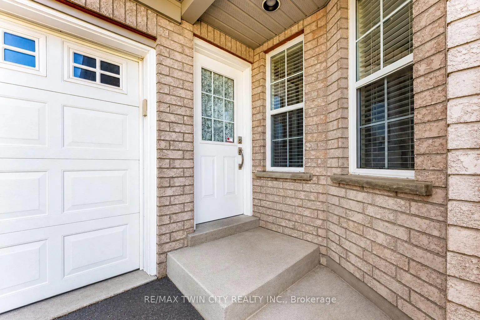 Photo 2 of 550 Dansbury Drive, Waterloo — HOMEH