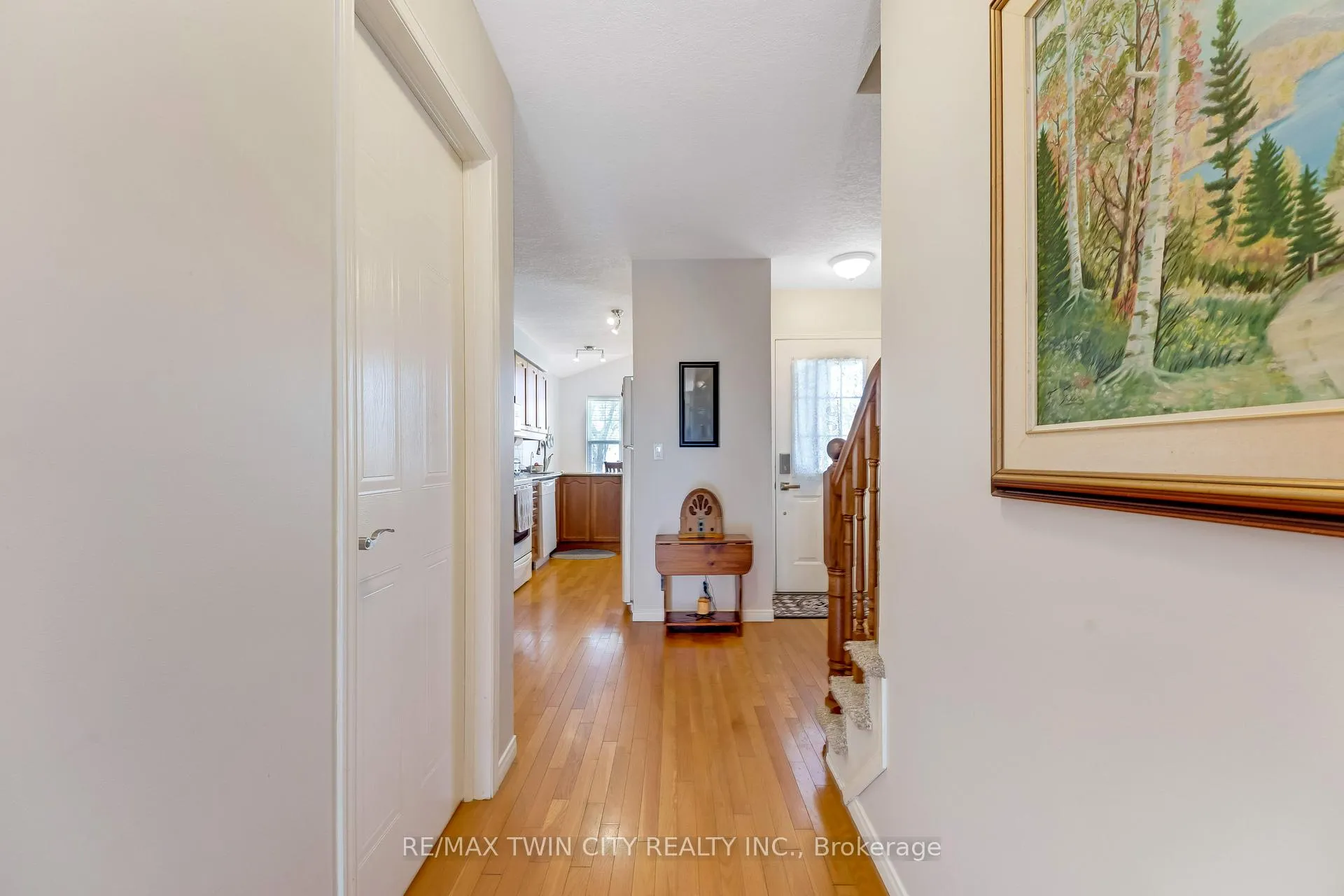 Photo 4 of 550 Dansbury Drive, Waterloo — HOMEH