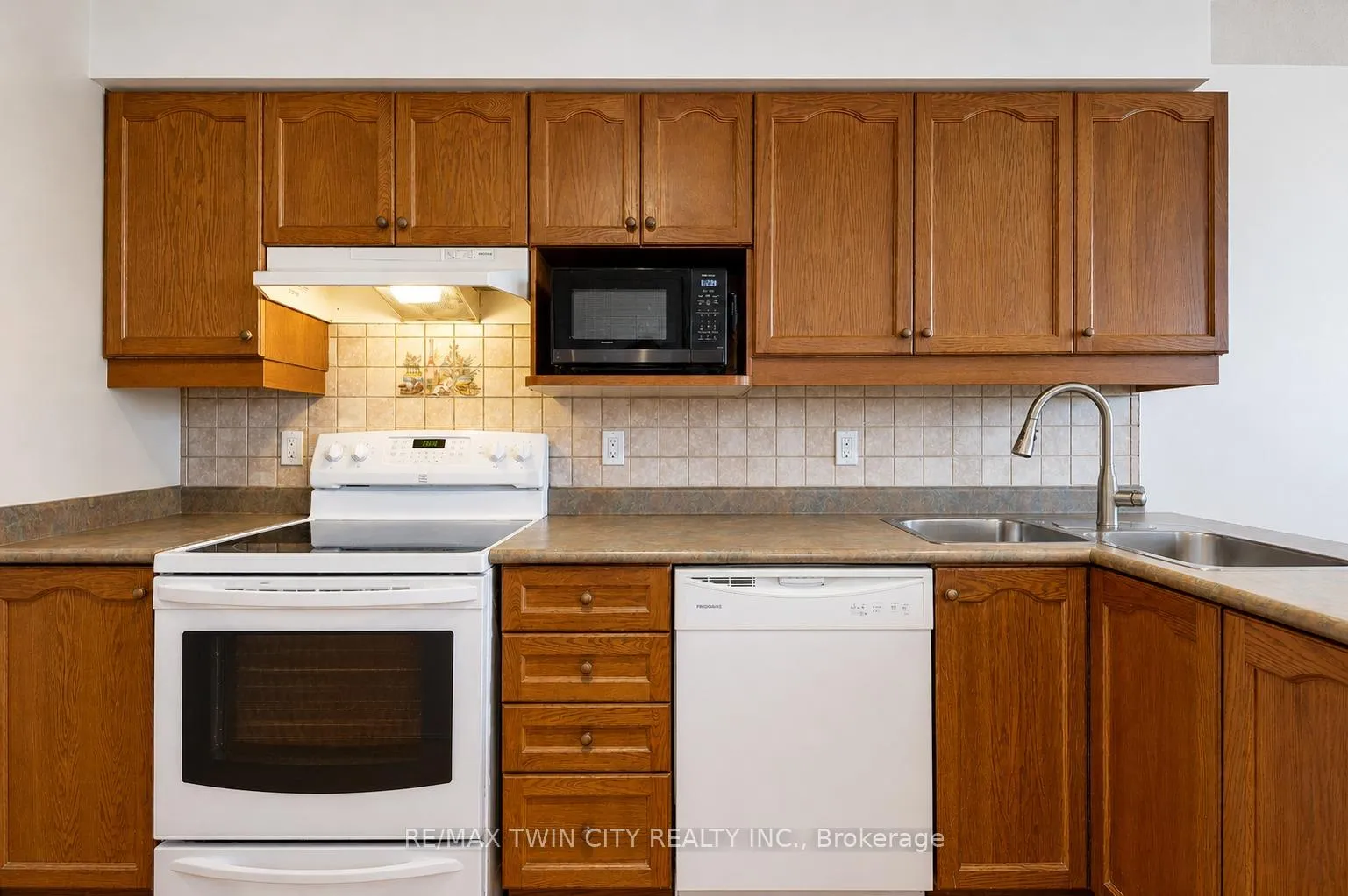 Photo 5 of 550 Dansbury Drive, Waterloo — HOMEH
