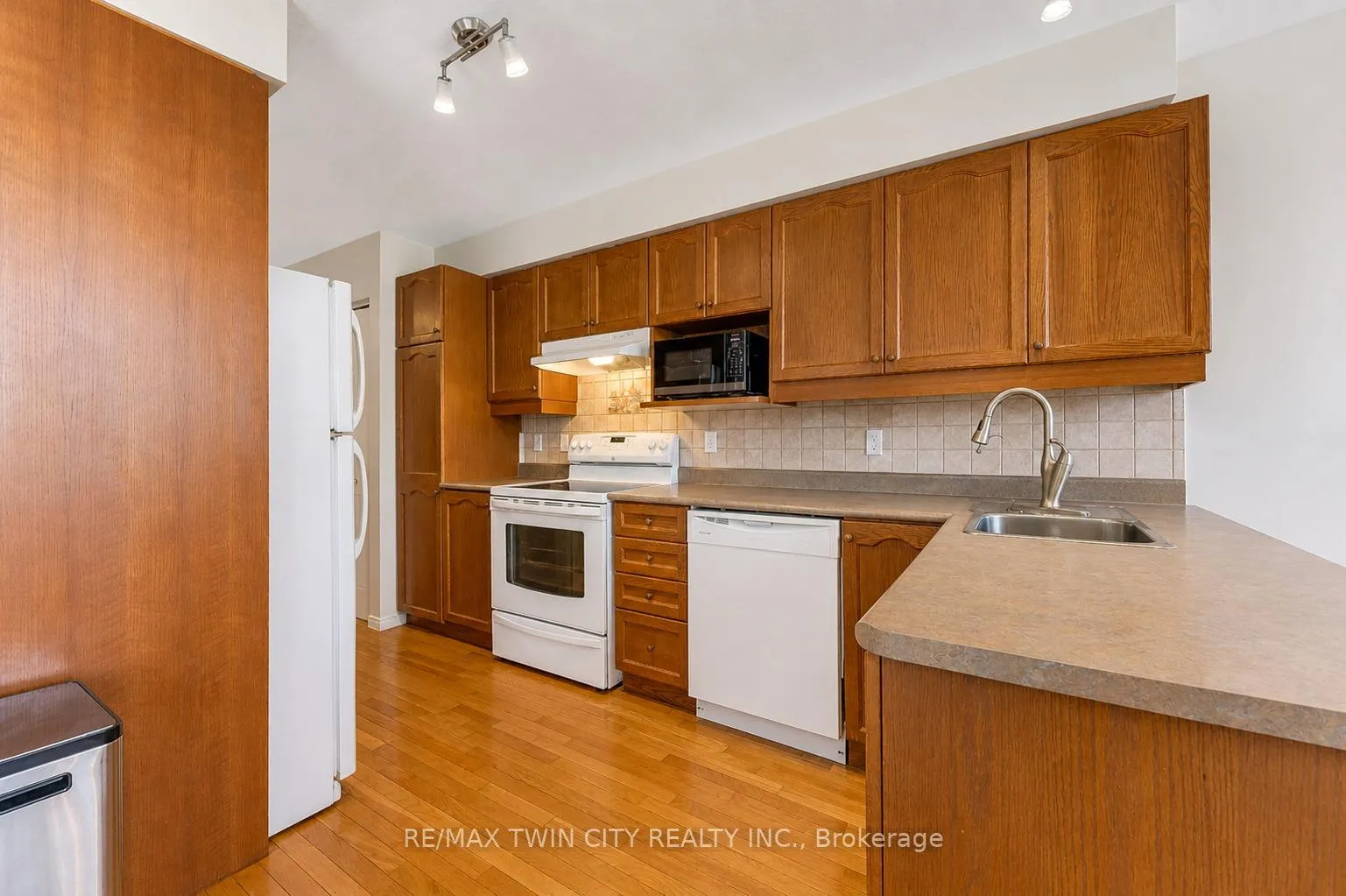 Photo 6 of 550 Dansbury Drive, Waterloo — HOMEH