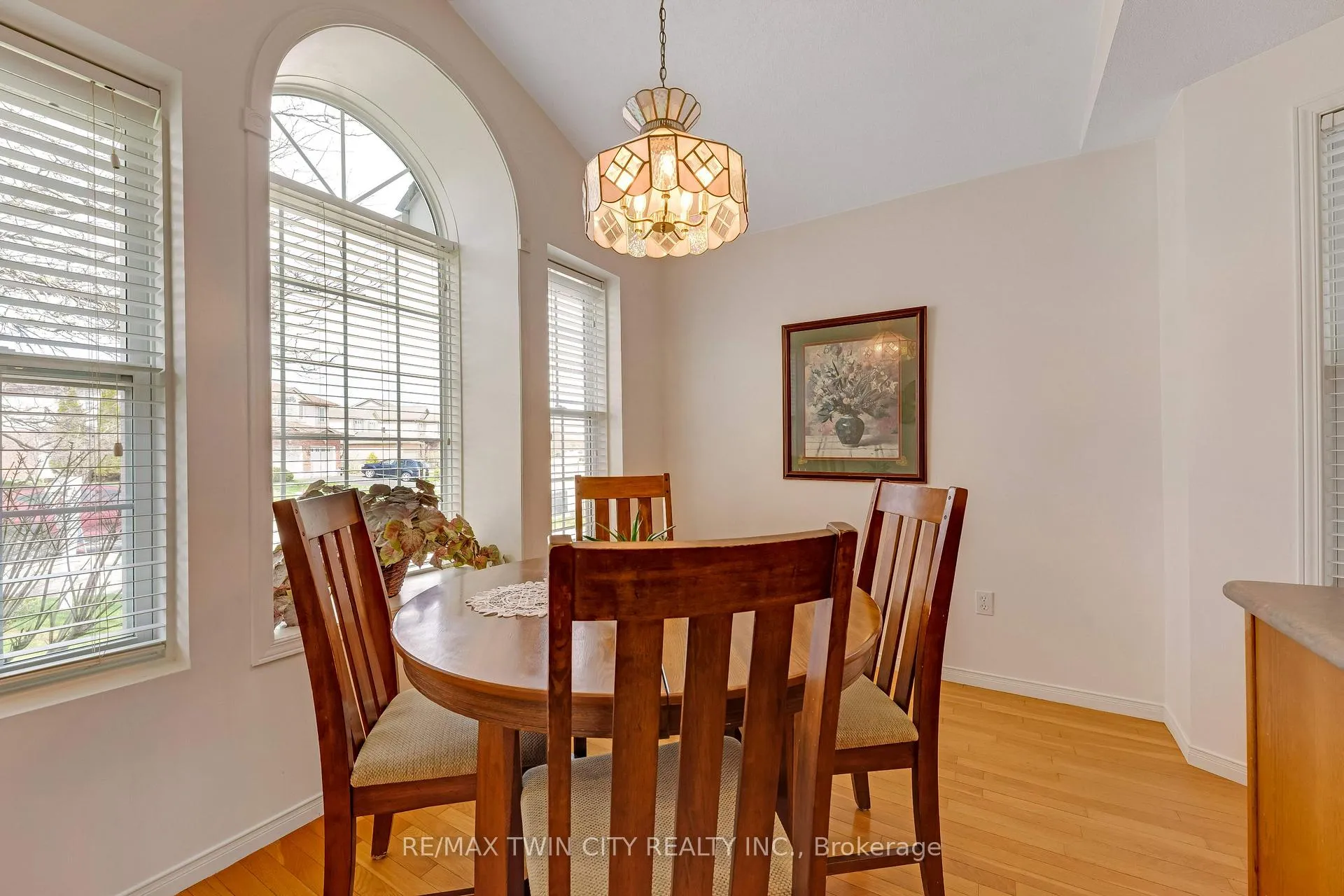 Photo 8 of 550 Dansbury Drive, Waterloo — HOMEH