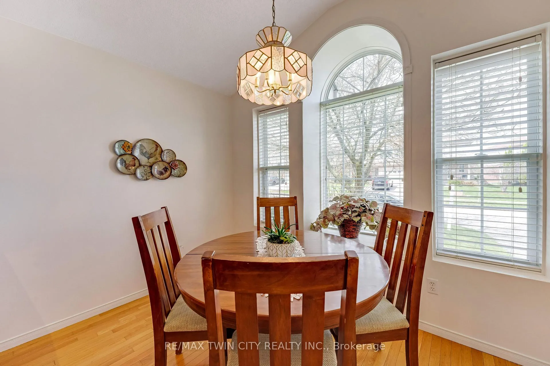 Photo 9 of 550 Dansbury Drive, Waterloo — HOMEH