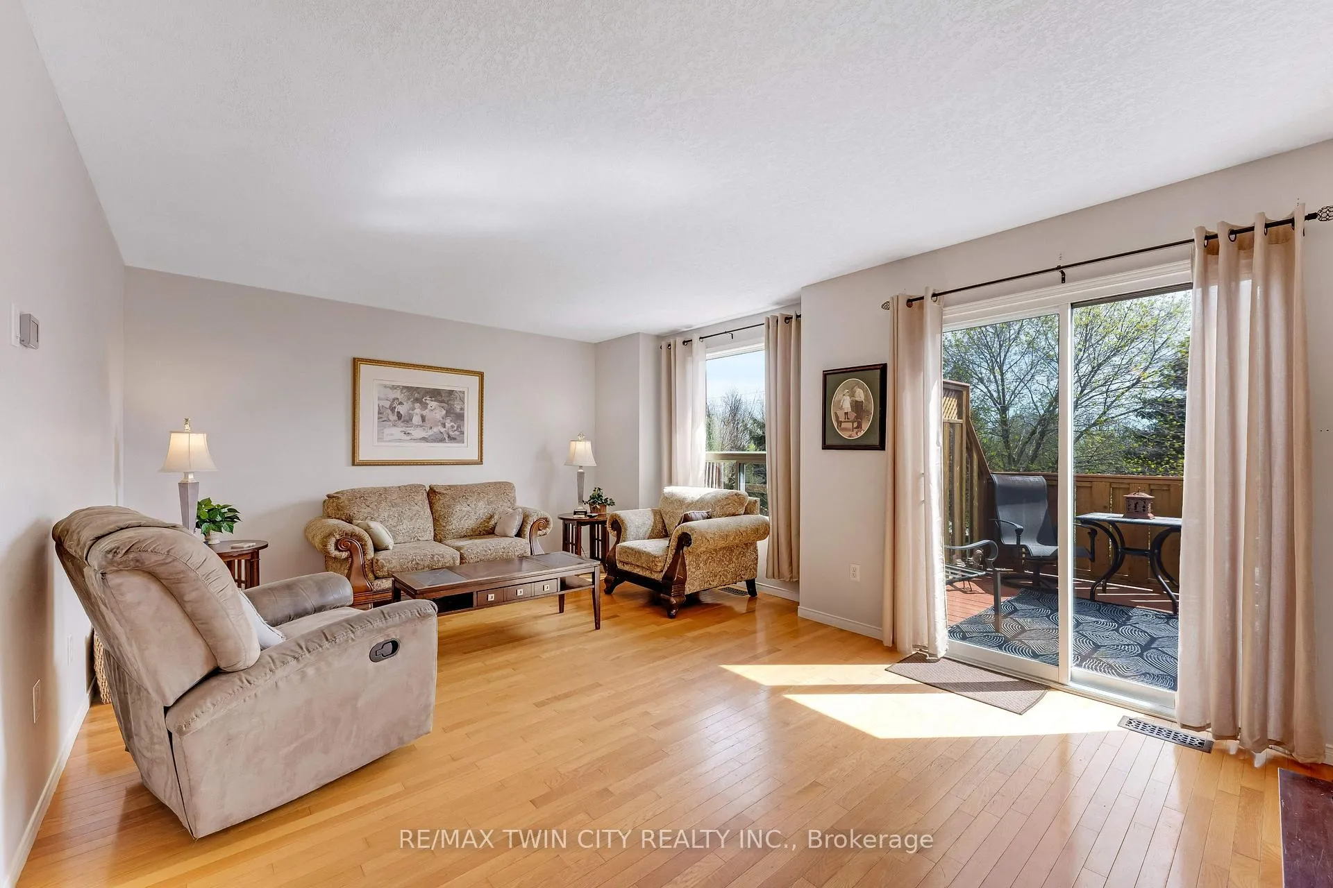 Photo 10 of 550 Dansbury Drive, Waterloo — HOMEH