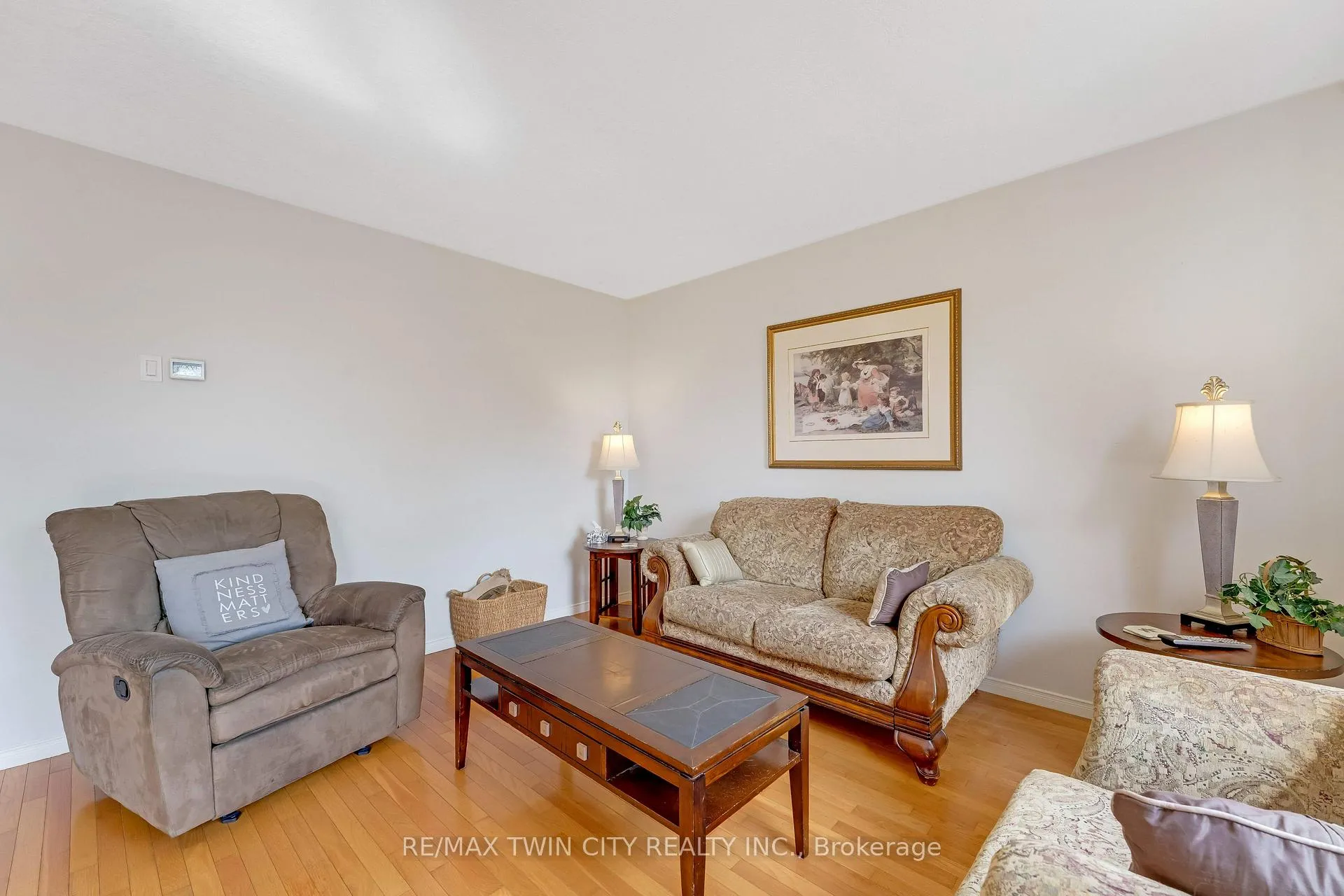 Photo 11 of 550 Dansbury Drive, Waterloo — HOMEH