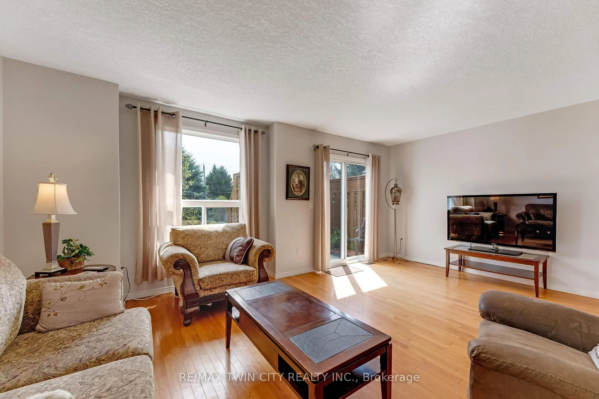 Photo 12 of 550 Dansbury Drive, Waterloo — HOMEH