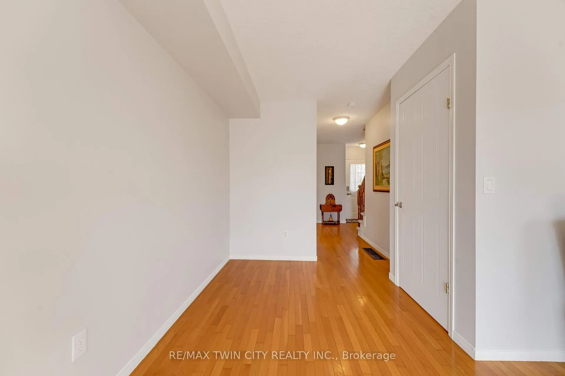 Photo 14 of 550 Dansbury Drive, Waterloo — HOMEH