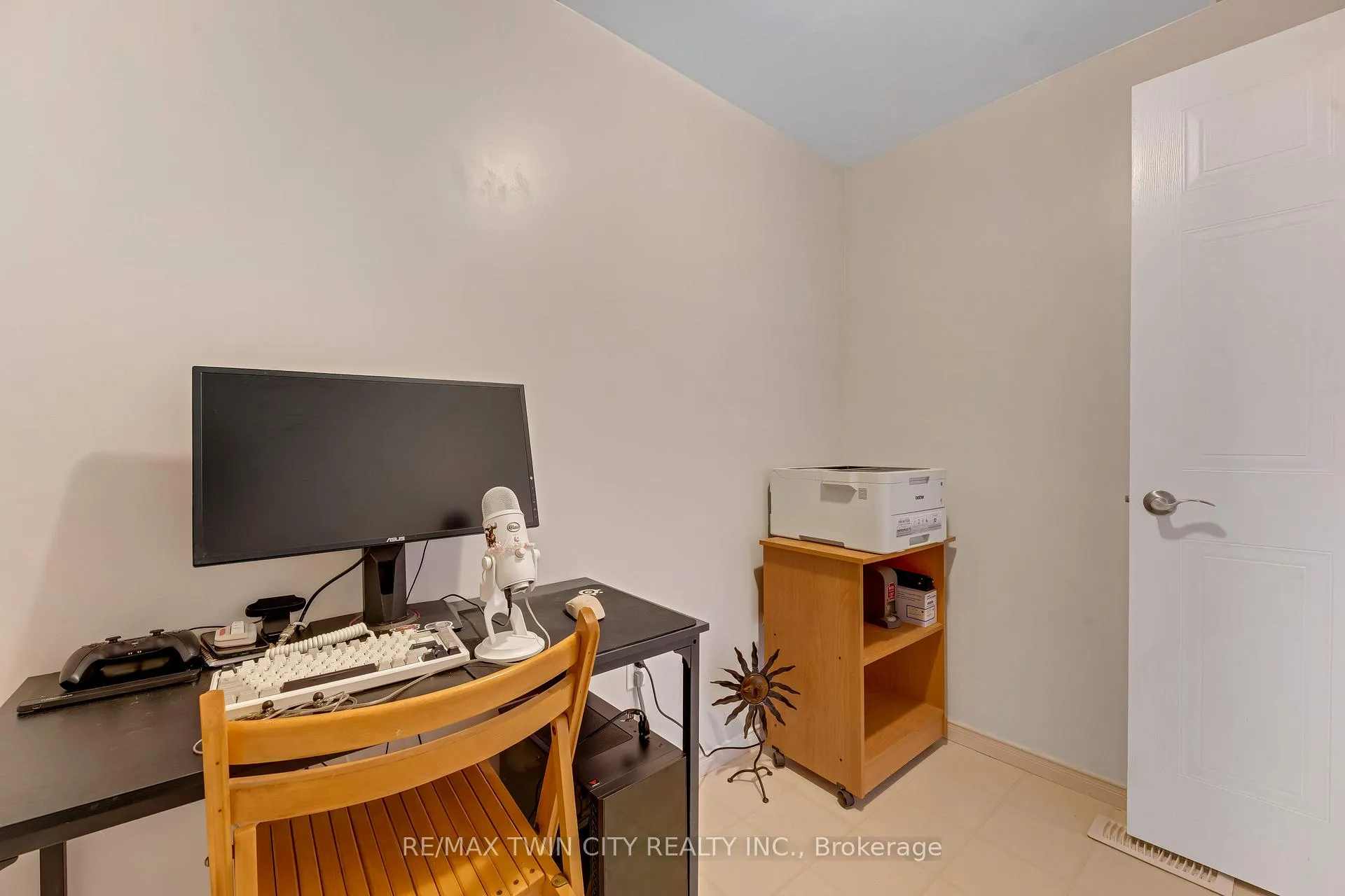 Photo 15 of 550 Dansbury Drive, Waterloo — HOMEH