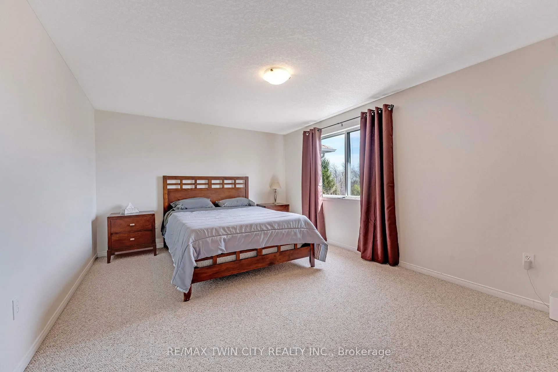 Photo 16 of 550 Dansbury Drive, Waterloo — HOMEH