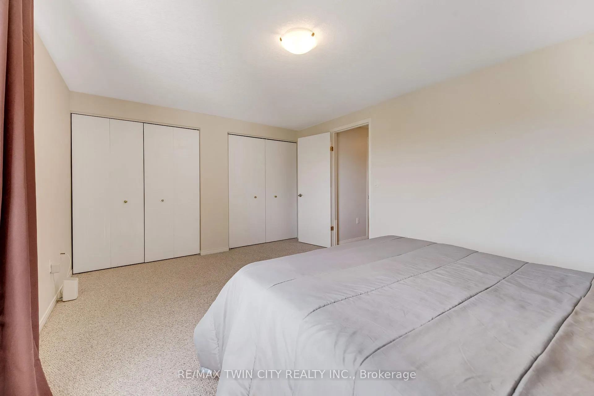 Photo 18 of 550 Dansbury Drive, Waterloo — HOMEH