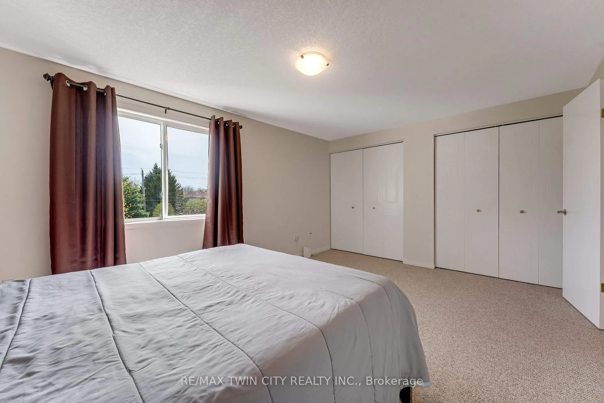 Photo 19 of 550 Dansbury Drive, Waterloo — HOMEH