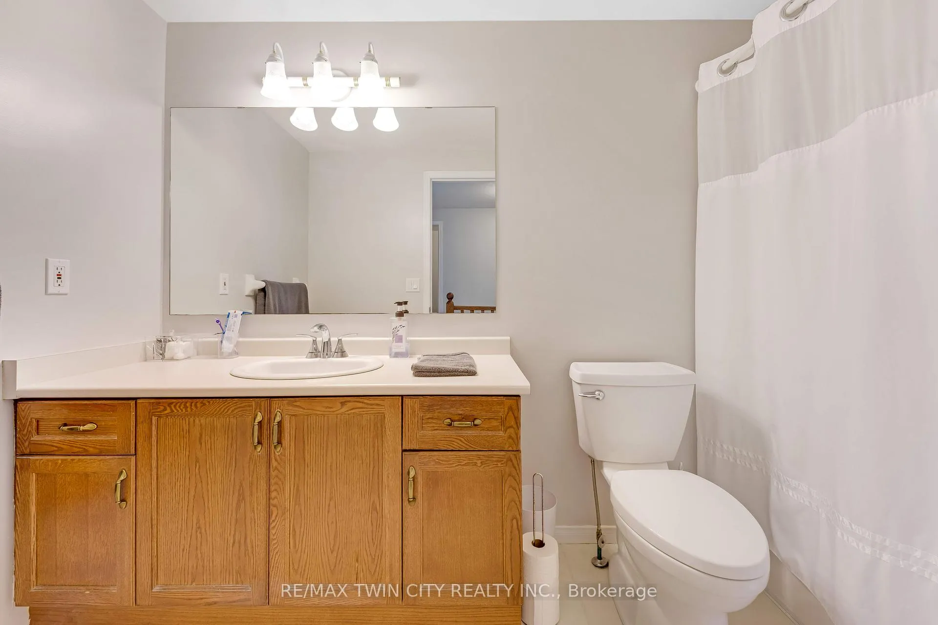 Photo 26 of 550 Dansbury Drive, Waterloo — HOMEH