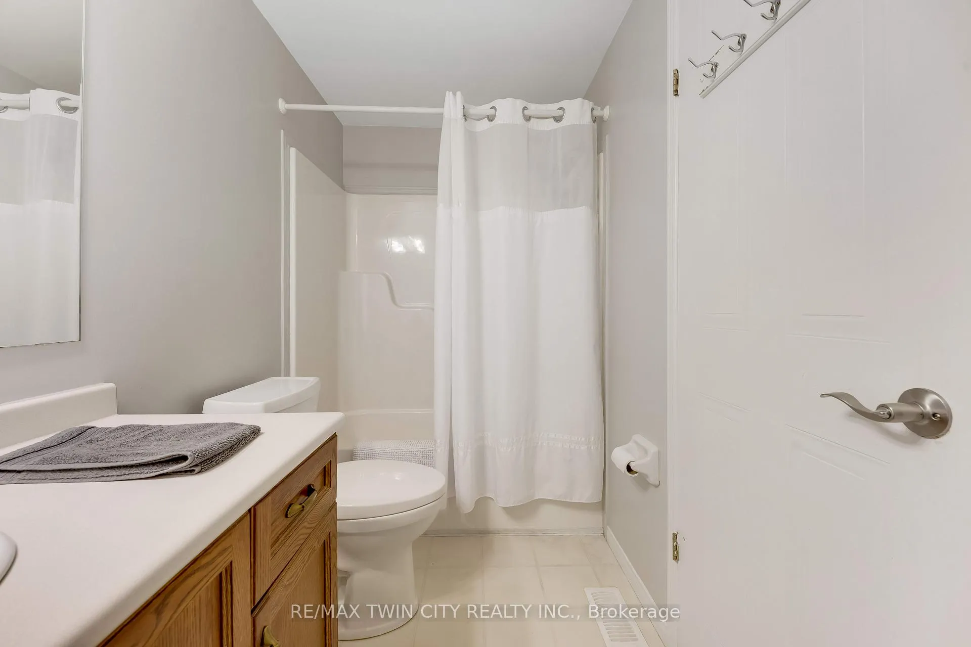Photo 27 of 550 Dansbury Drive, Waterloo — HOMEH