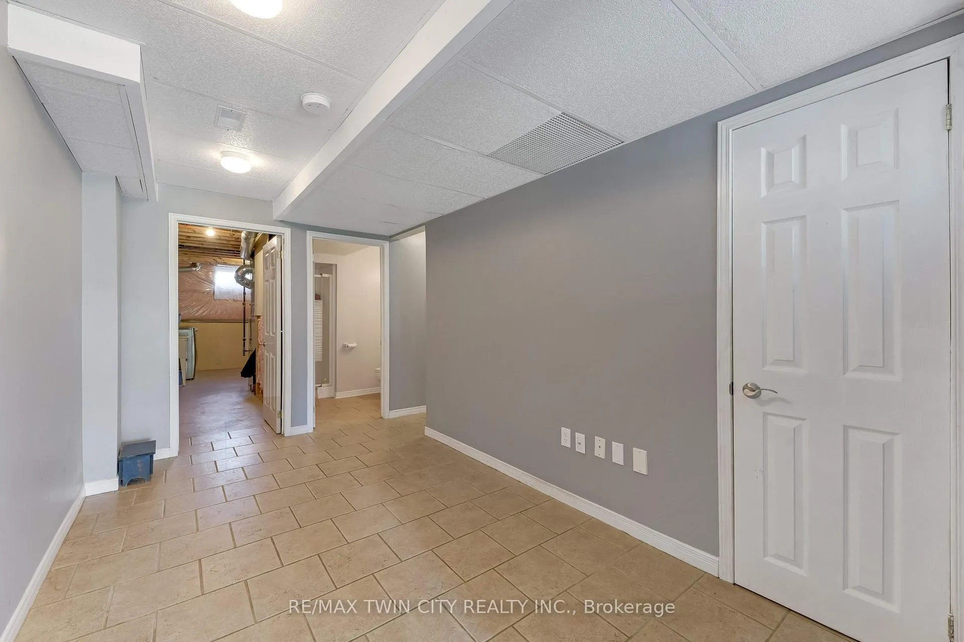 Photo 31 of 550 Dansbury Drive, Waterloo — HOMEH