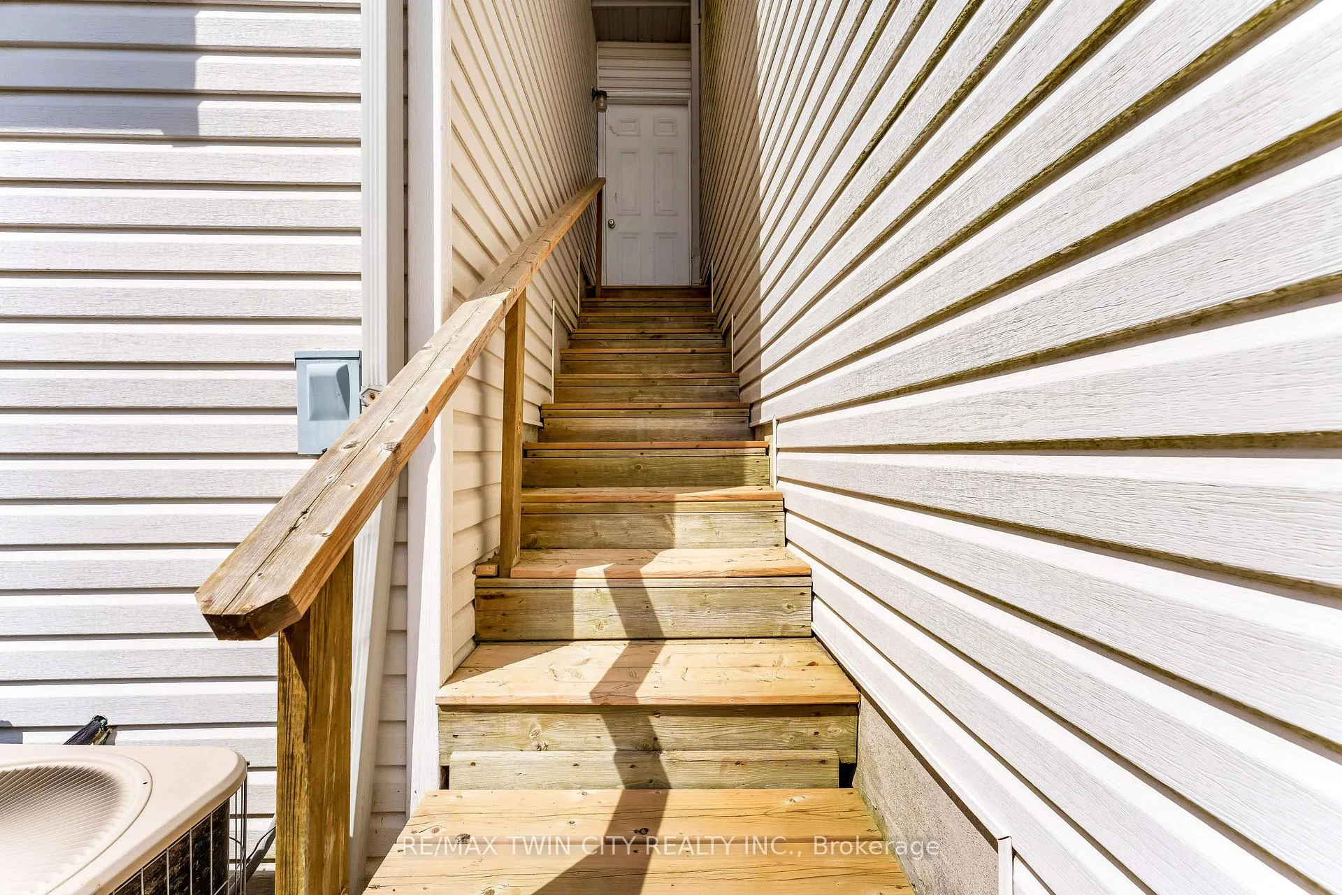 Photo 35 of 550 Dansbury Drive, Waterloo — HOMEH