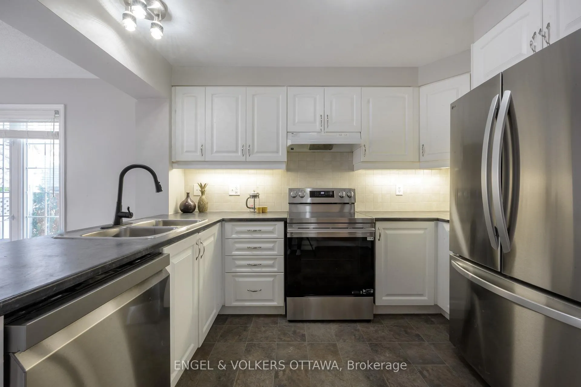 Photo 10 of 106 Forest Water Way, Ottawa, Barrhaven - Half Moon Bay — HOMEH
