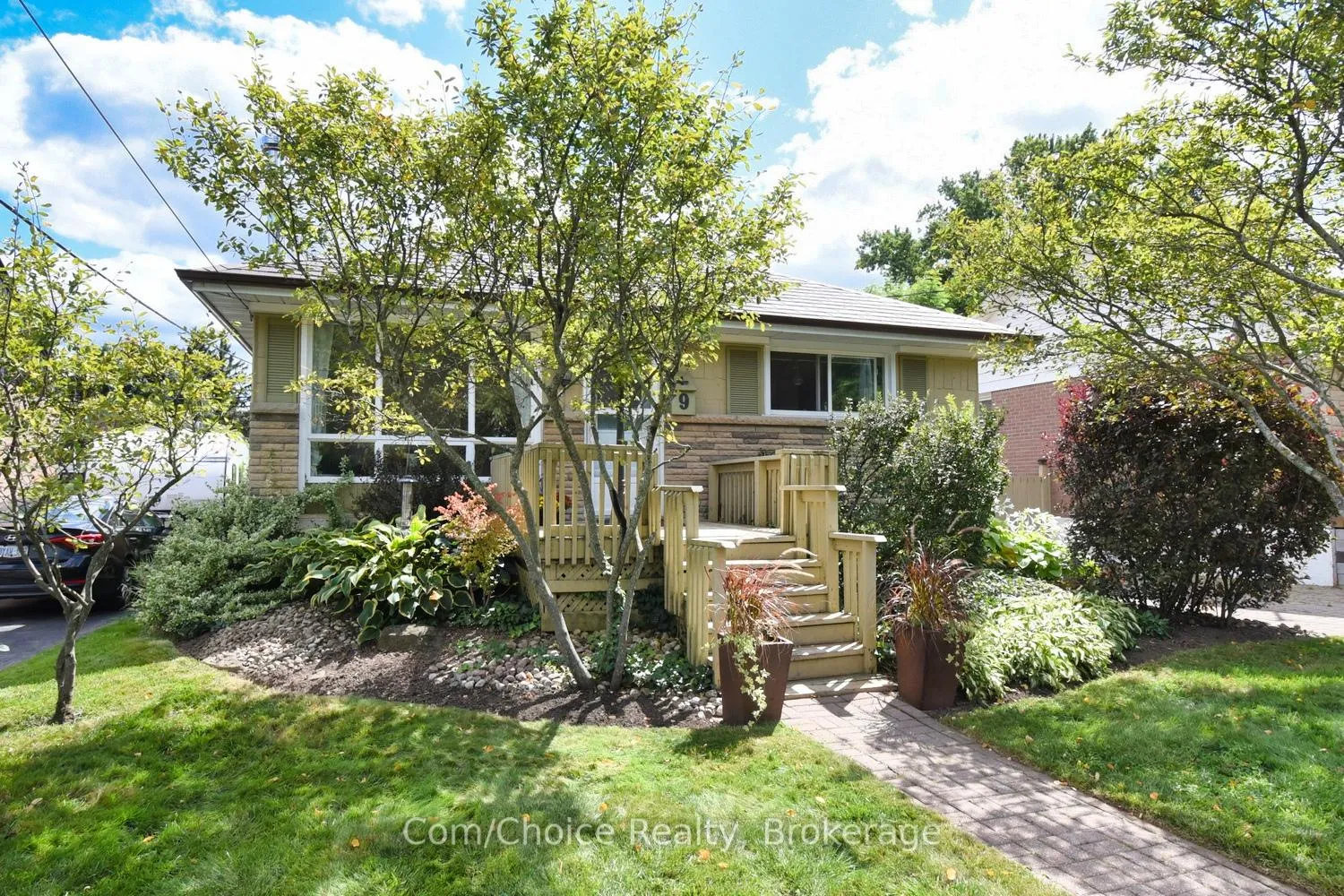 Photo 2 of 9 Marion Crescent, Hamilton, Dundas — HOMEH