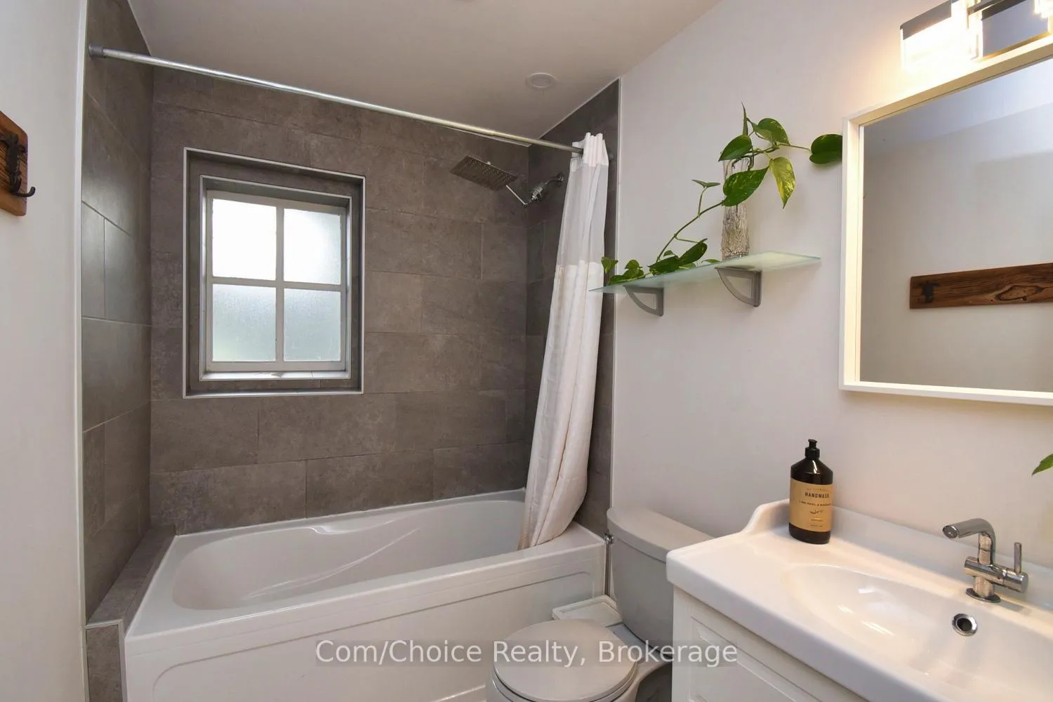 Photo 20 of 9 Marion Crescent, Hamilton, Dundas — HOMEH