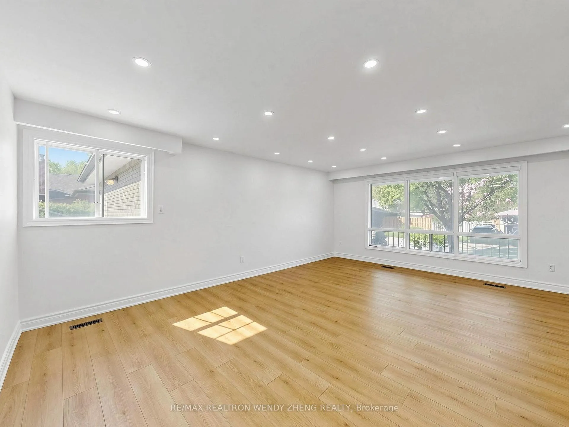 Photo 6 of Unit Main, 3 James Speight Road, Markham, Sherwood-Amberglen — HOMEH