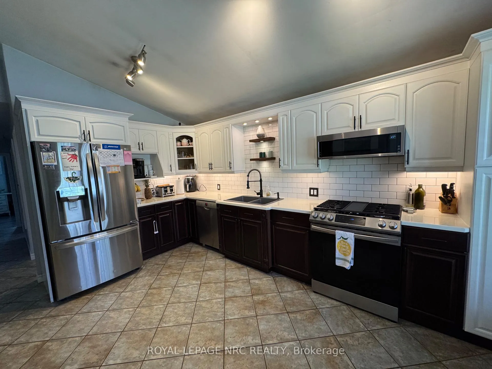 Photo 4 of 3 Clearview Heights, St. Catharines, Burleigh Hill — HOMEH