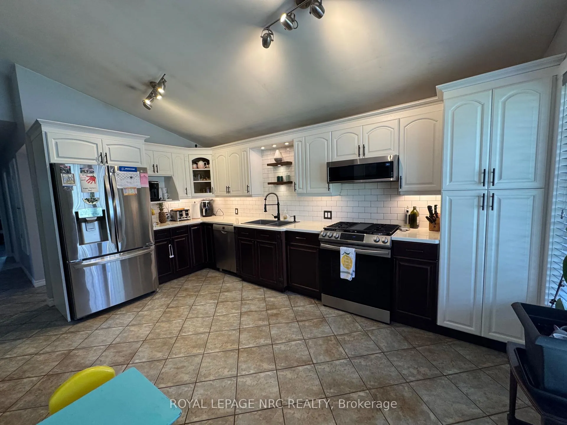 Photo 5 of 3 Clearview Heights, St. Catharines, Burleigh Hill — HOMEH