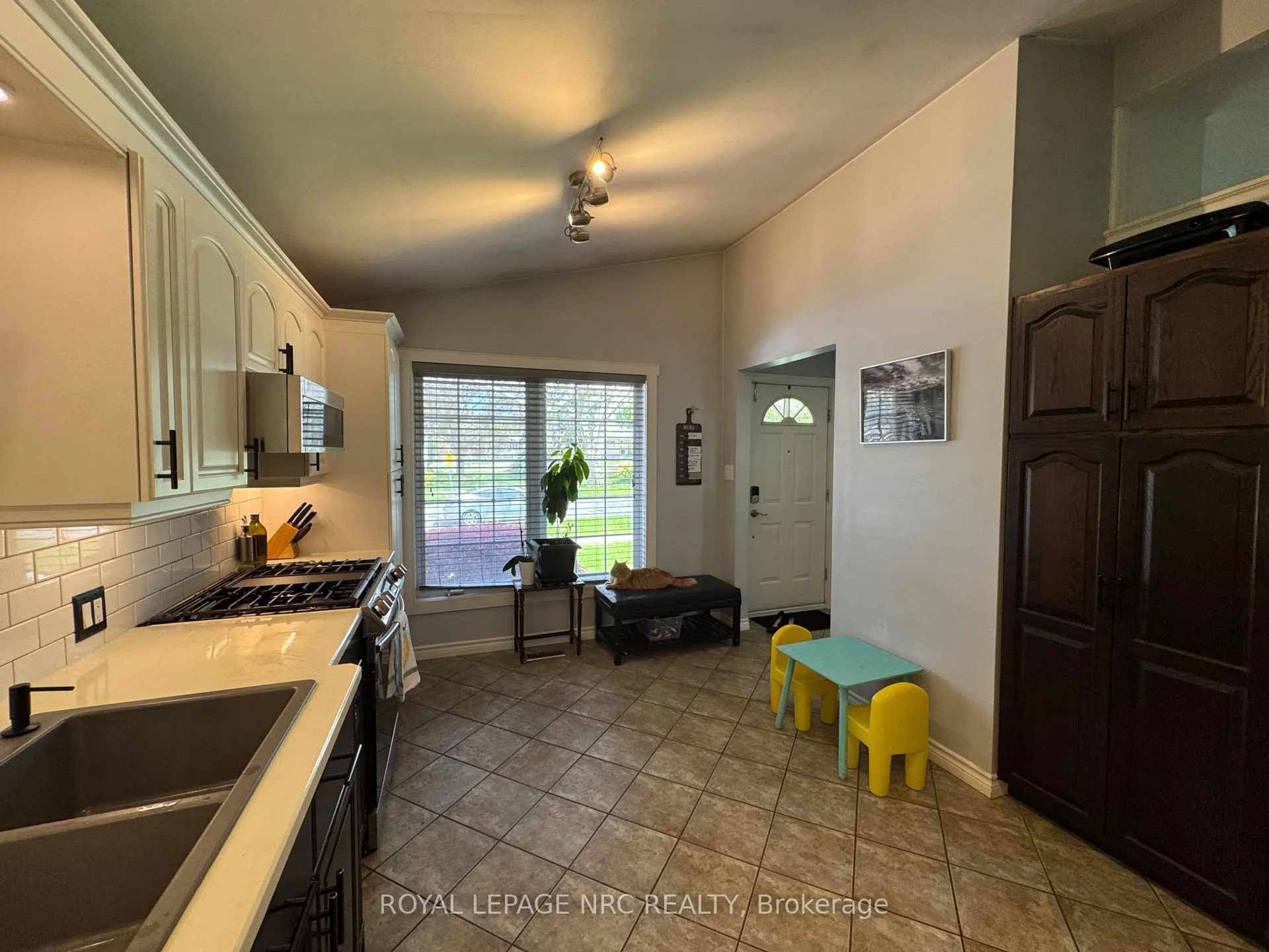 Photo 6 of 3 Clearview Heights, St. Catharines, Burleigh Hill — HOMEH