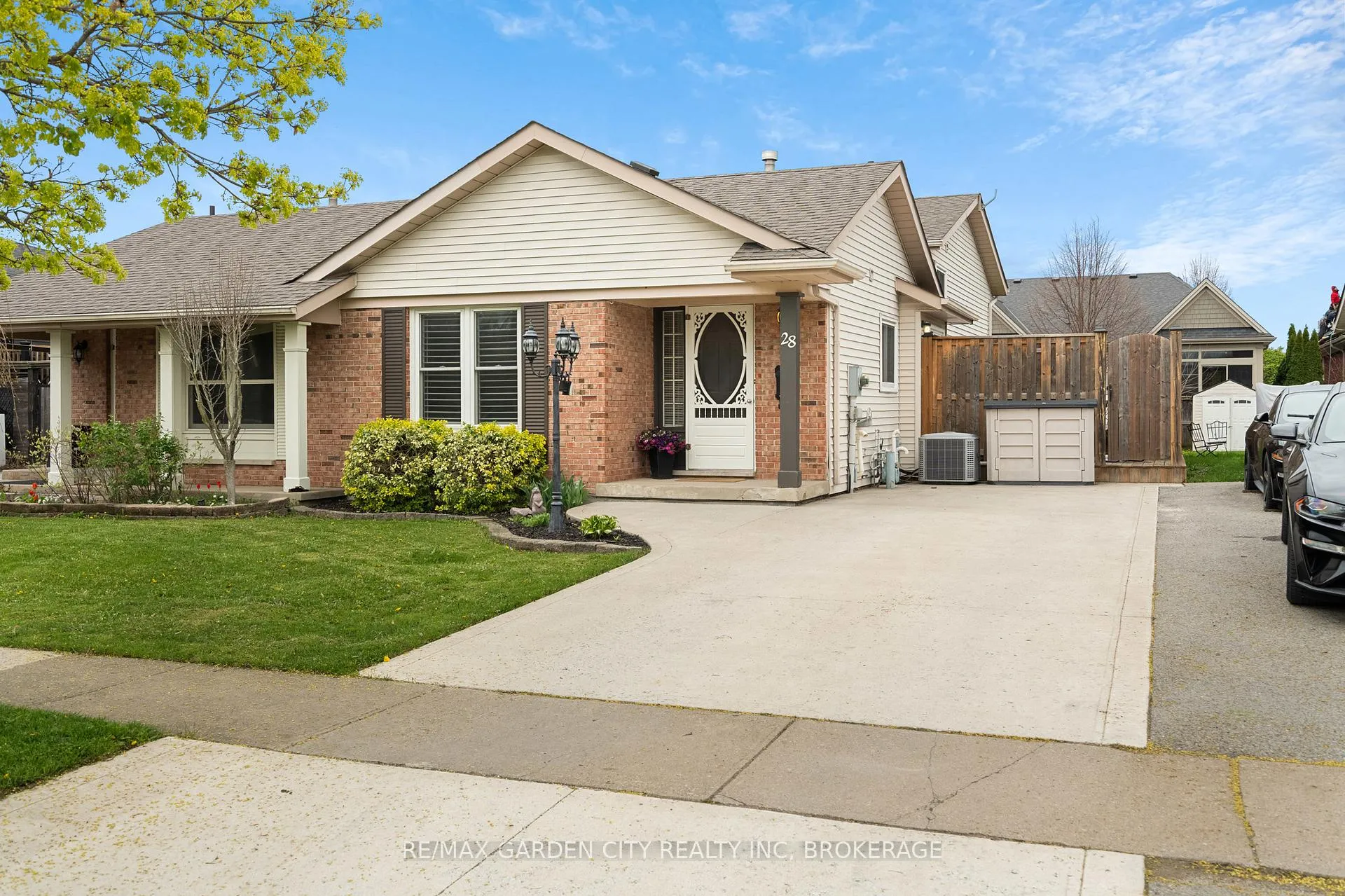 Photo 2 of 28 Fox Trail Drive, St. Catharines, Rykert/Vansickle — HOMEH
