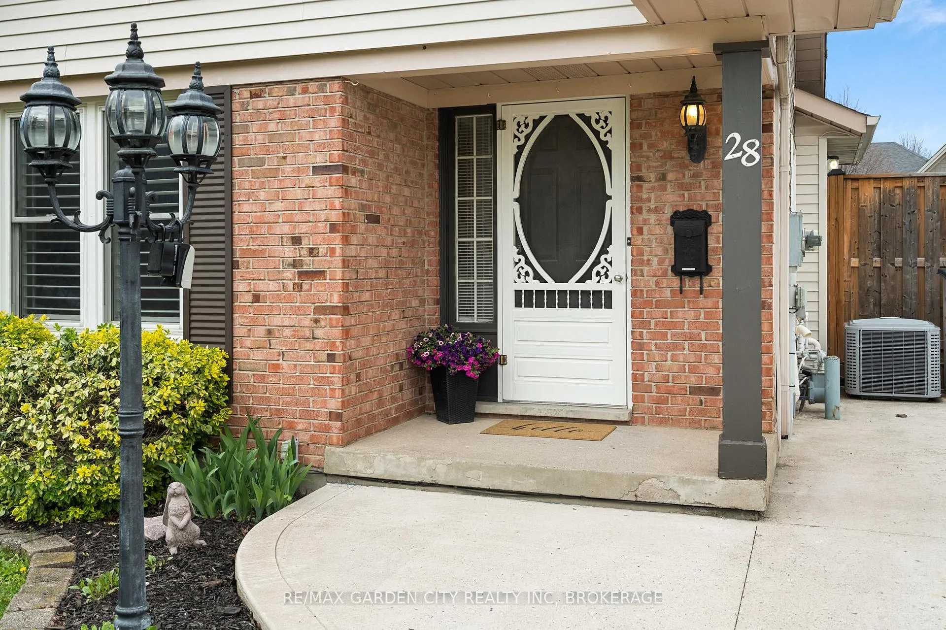 Photo 3 of 28 Fox Trail Drive, St. Catharines, Rykert/Vansickle — HOMEH