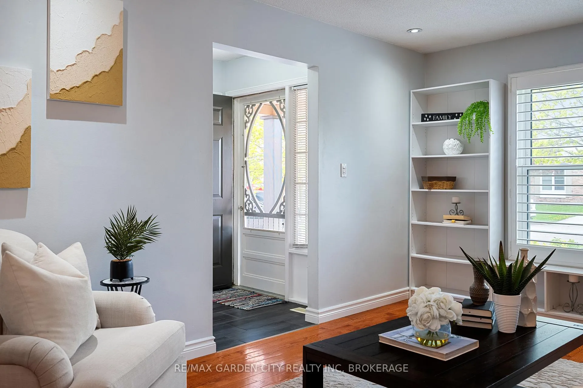 Photo 5 of 28 Fox Trail Drive, St. Catharines, Rykert/Vansickle — HOMEH