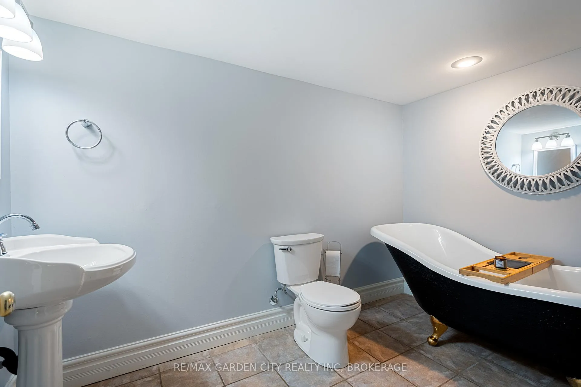 Photo 31 of 28 Fox Trail Drive, St. Catharines, Rykert/Vansickle — HOMEH