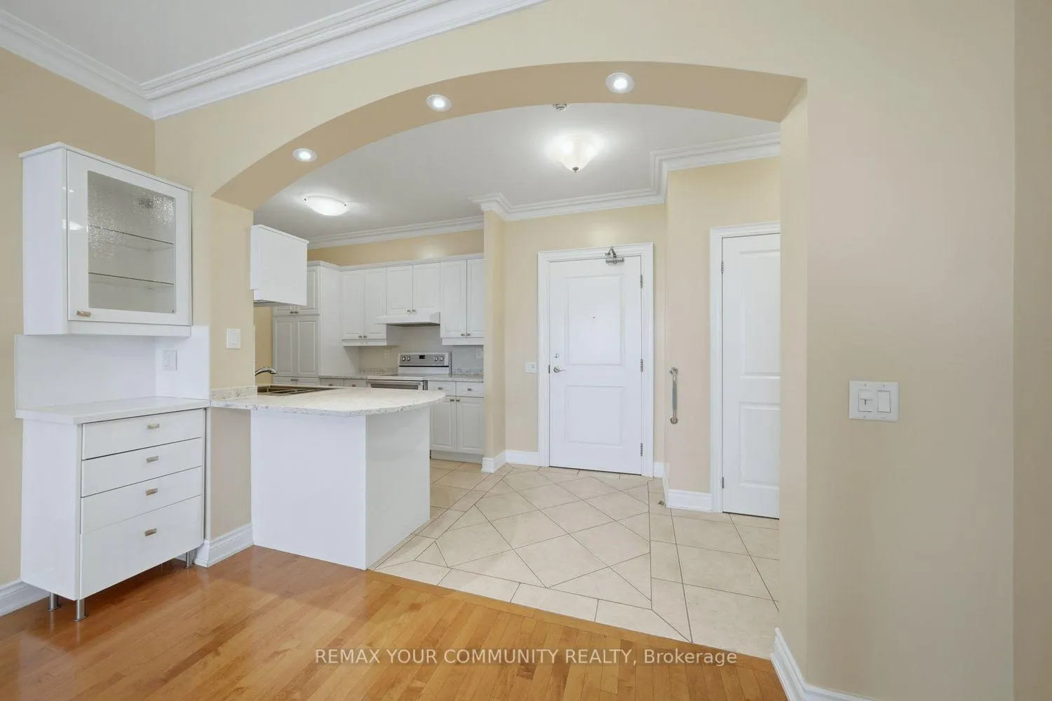 Photo 4 of Unit 313, 9519 Keele Street, Vaughan, Maple — HOMEH