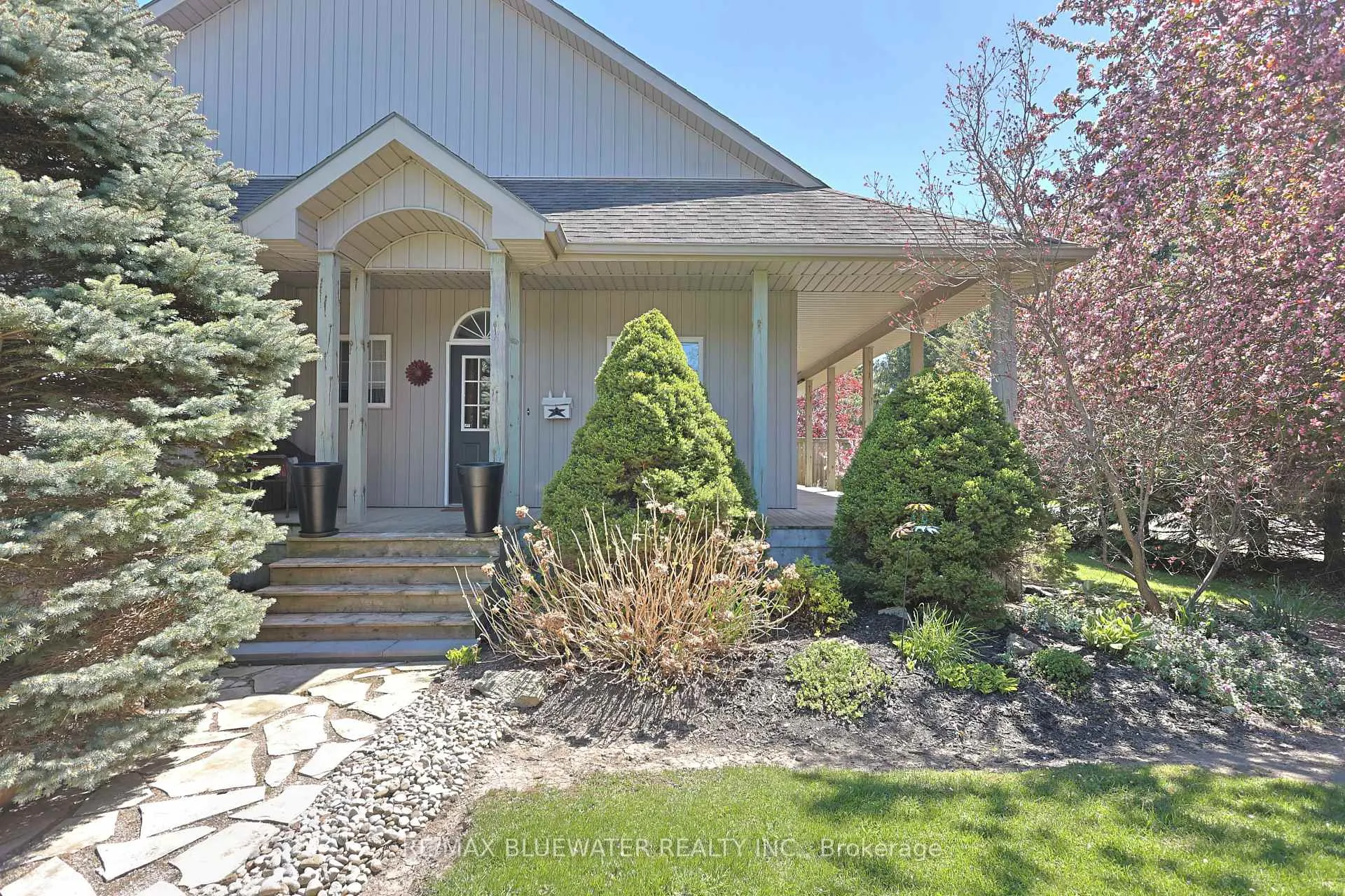 Photo 9 of 295 Main Street, Lambton Shores, Thedford — HOMEH
