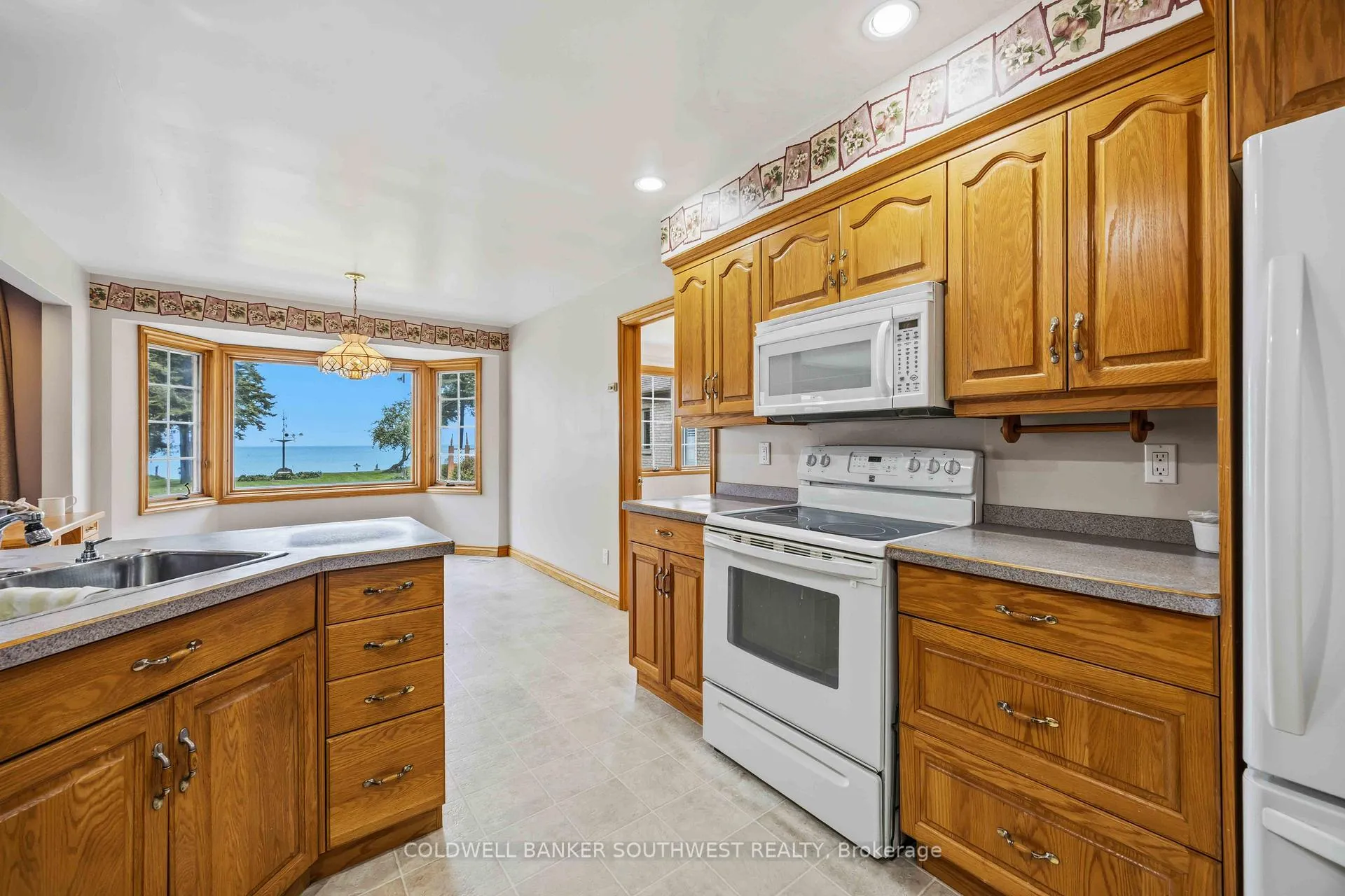 Photo 17 of 2088 Lakeshore Road, Sarnia — HOMEH