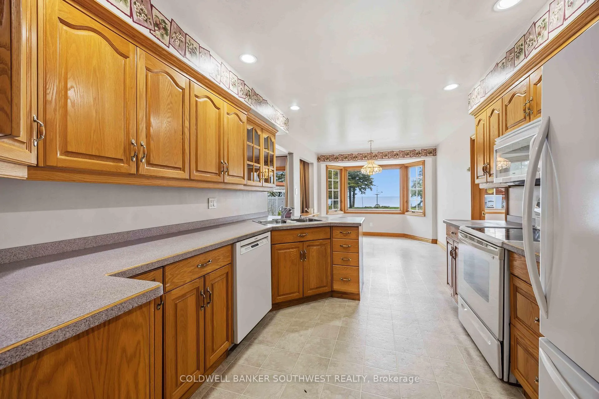 Photo 18 of 2088 Lakeshore Road, Sarnia — HOMEH