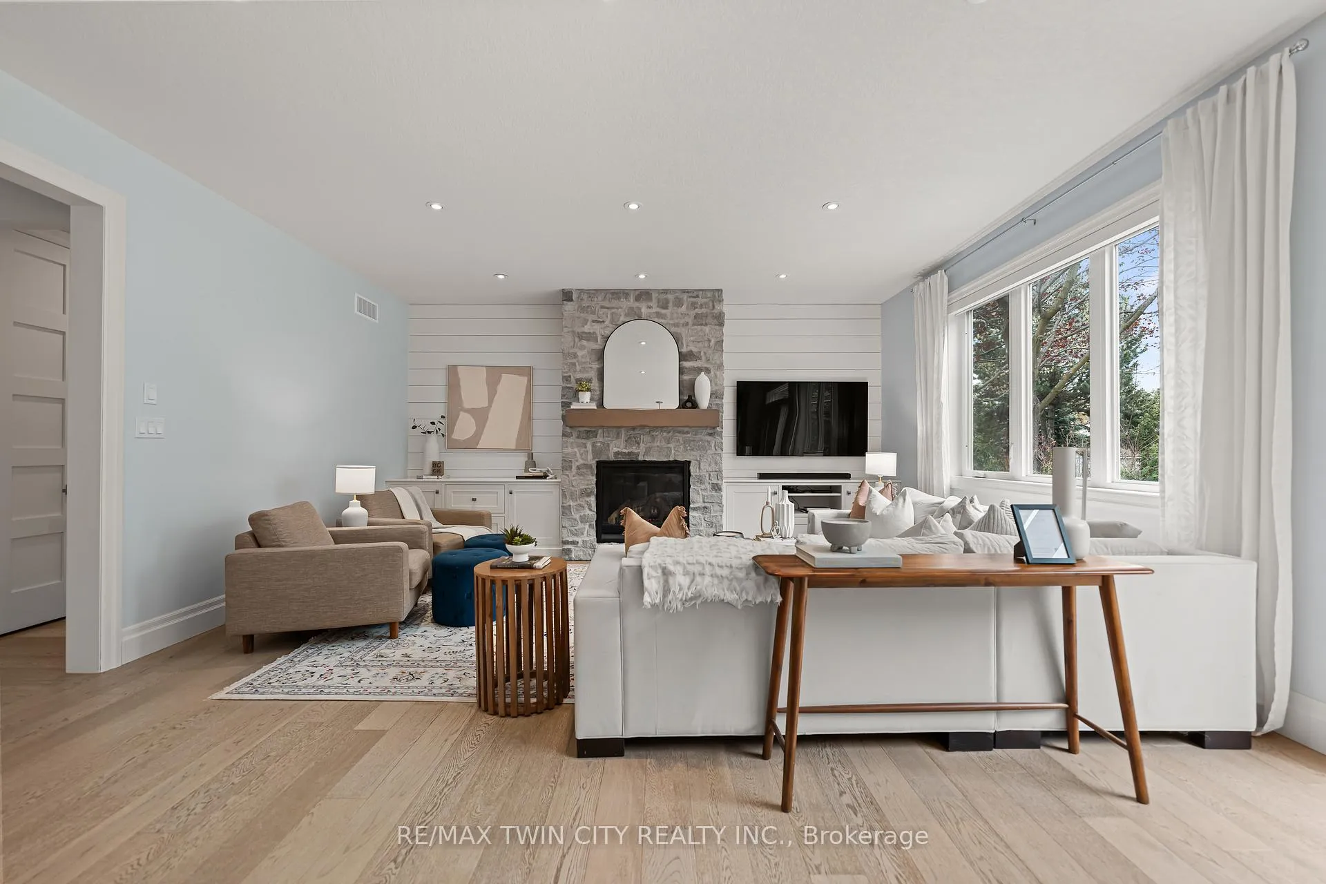 Photo 17 of 303 Castlefield Avenue, Waterloo — HOMEH
