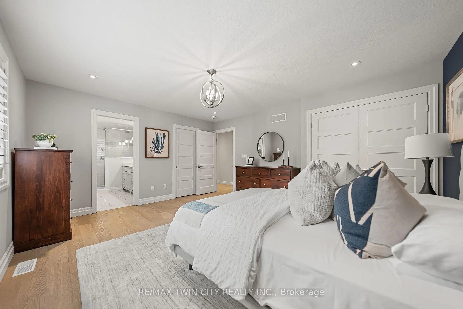 Photo 29 of 303 Castlefield Avenue, Waterloo — HOMEH